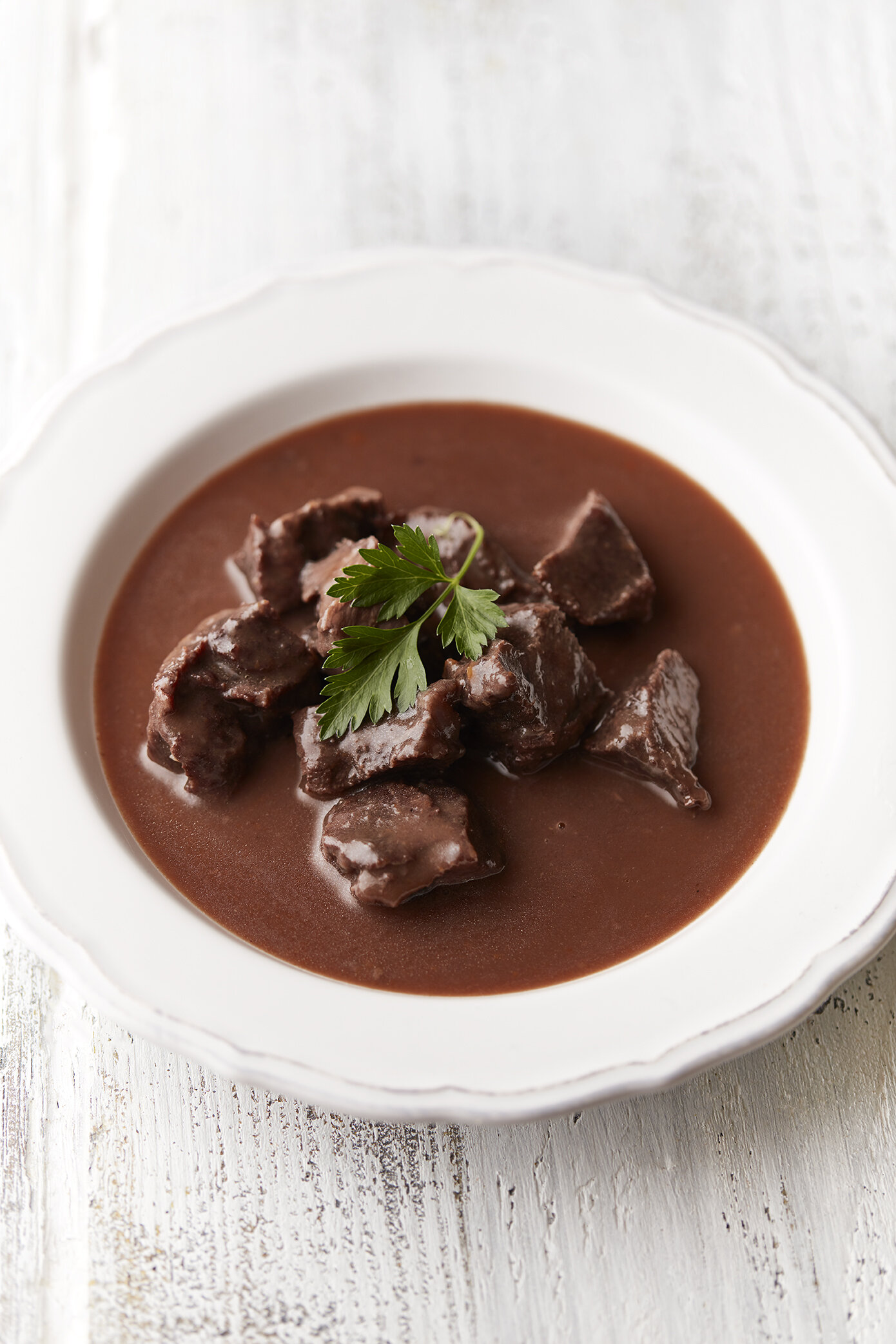 Guláš s červeným vínem