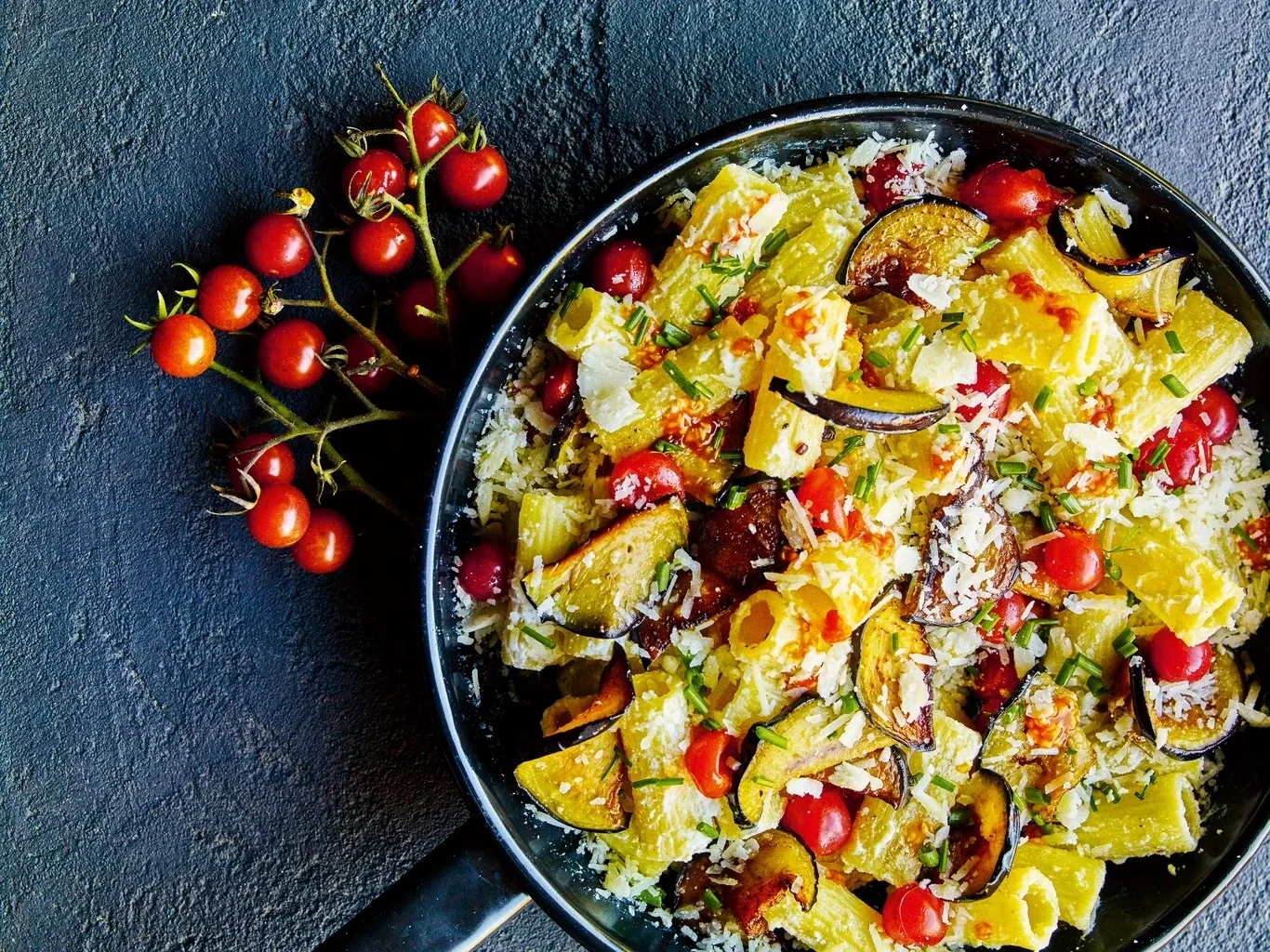 Těstoviny s&nbsp;ricottou, lilkem a&nbsp;divokými&nbsp;rajčátky