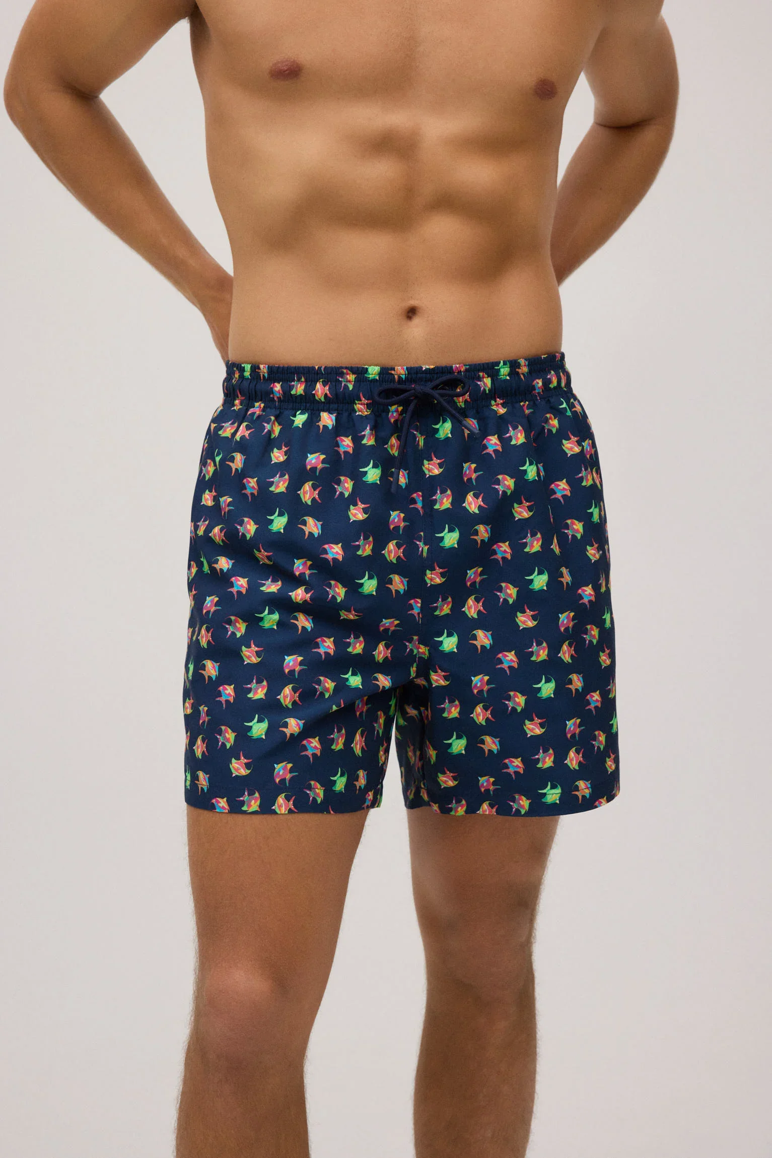 90327-banador-hombre-medio-estampado-peces-marino-009.webp