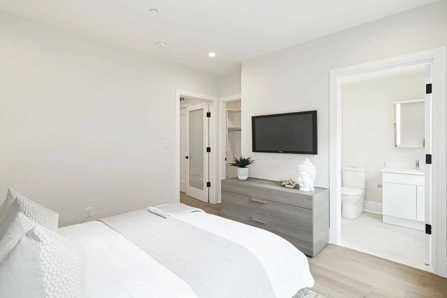 8-mls-3310 S 20th St-Full-8.jpg