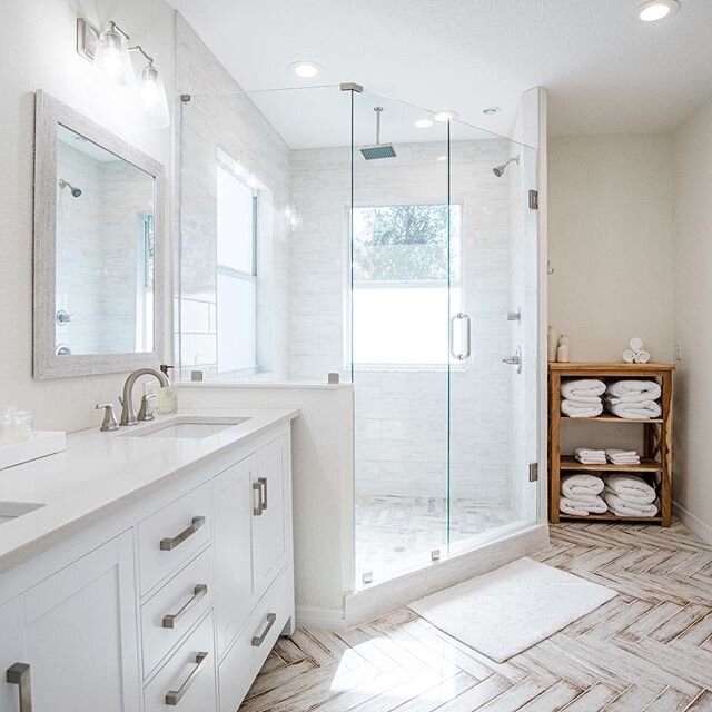 😍 The photo gallery from my most recent design client got delivered this weekend and looking at all the before and afters has me feeling pretty dang proud. ➡️ Swipe to see the transformation of this master bath go from dated and drab to bright and f
