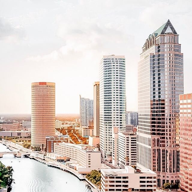 Oh Tampa, how I love thee ☀️ Thinking about relocating to Tampa?  Lets talk about investing in a home rather than throwing away your hard earned money on rent.  DM me to learn more about the variety of neighborhoods within the city limits!