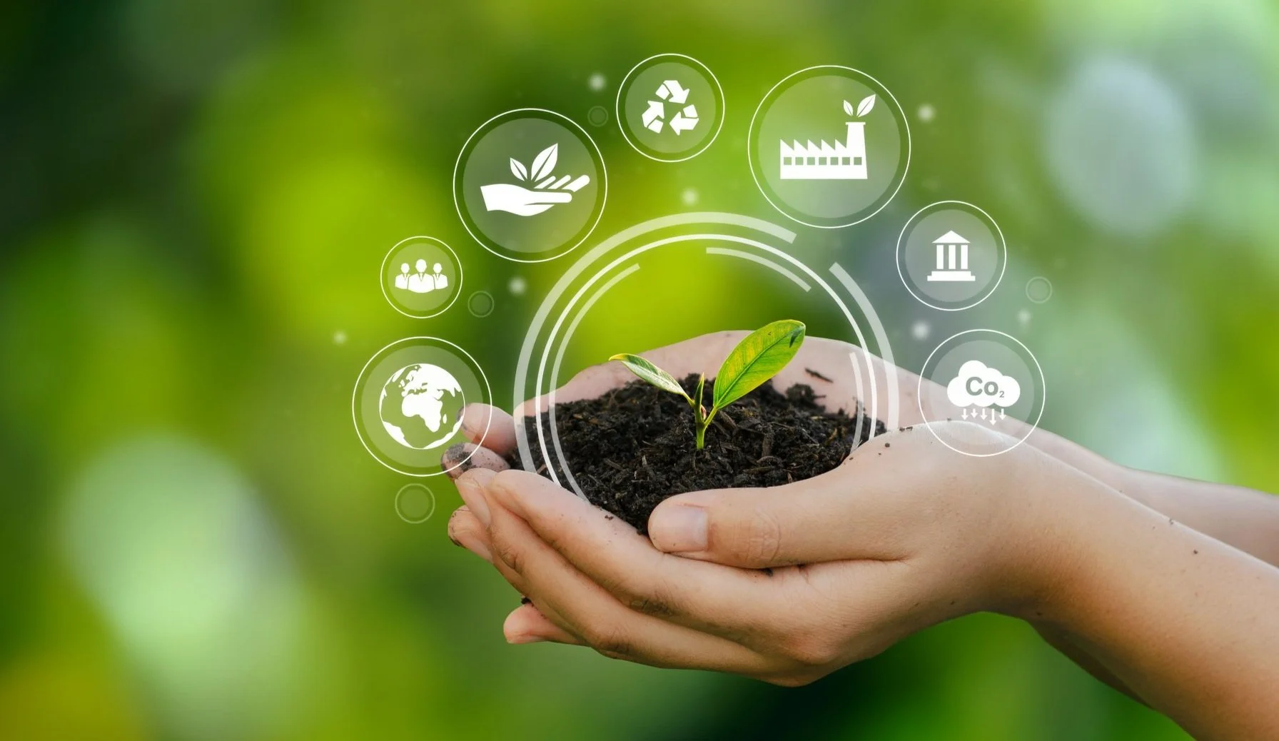 Händer håller jord med en liten växt, omges av ikoner som representerar hållbarhet, återvinning, globalisering, energiproduktion, institutioner, koldioxid, och samhällsgrupper.