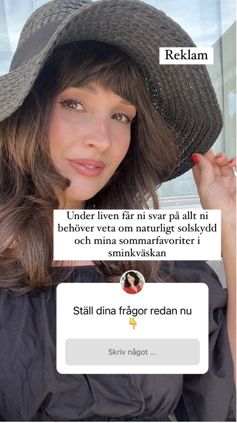 En kvinna med brunt hår, bär en stor svart solhatt med texten "Reklam" och ett meddelande om att svara på frågor om solskydd och sommarfavoriter i en sminkväska.
