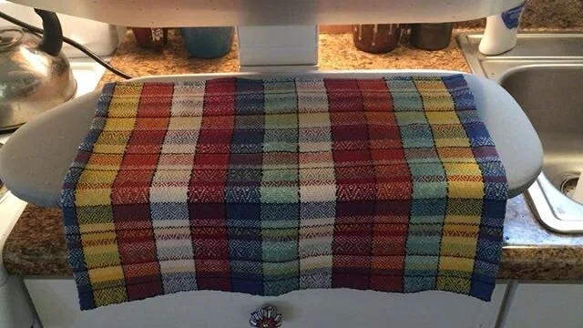 Sure appreciating this rainy, cloudy, cold winter days! Napkins finished! Playing around with 16 shafts! #weaversofinstagram #weaversgottaweave #studiotime #springiscoming🌸