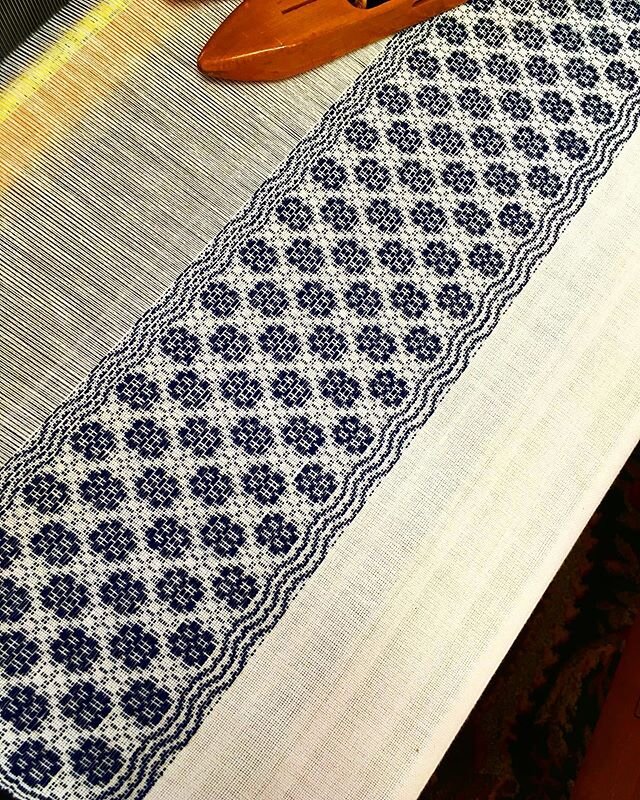 Pretty little Overshot pattern! I love the sweet border all the way around the stripe in this new bunch of cotton kitchen towels! #weaversofinstagram #weave #cottonkitchentowels❤️ #williamsporthandwoven