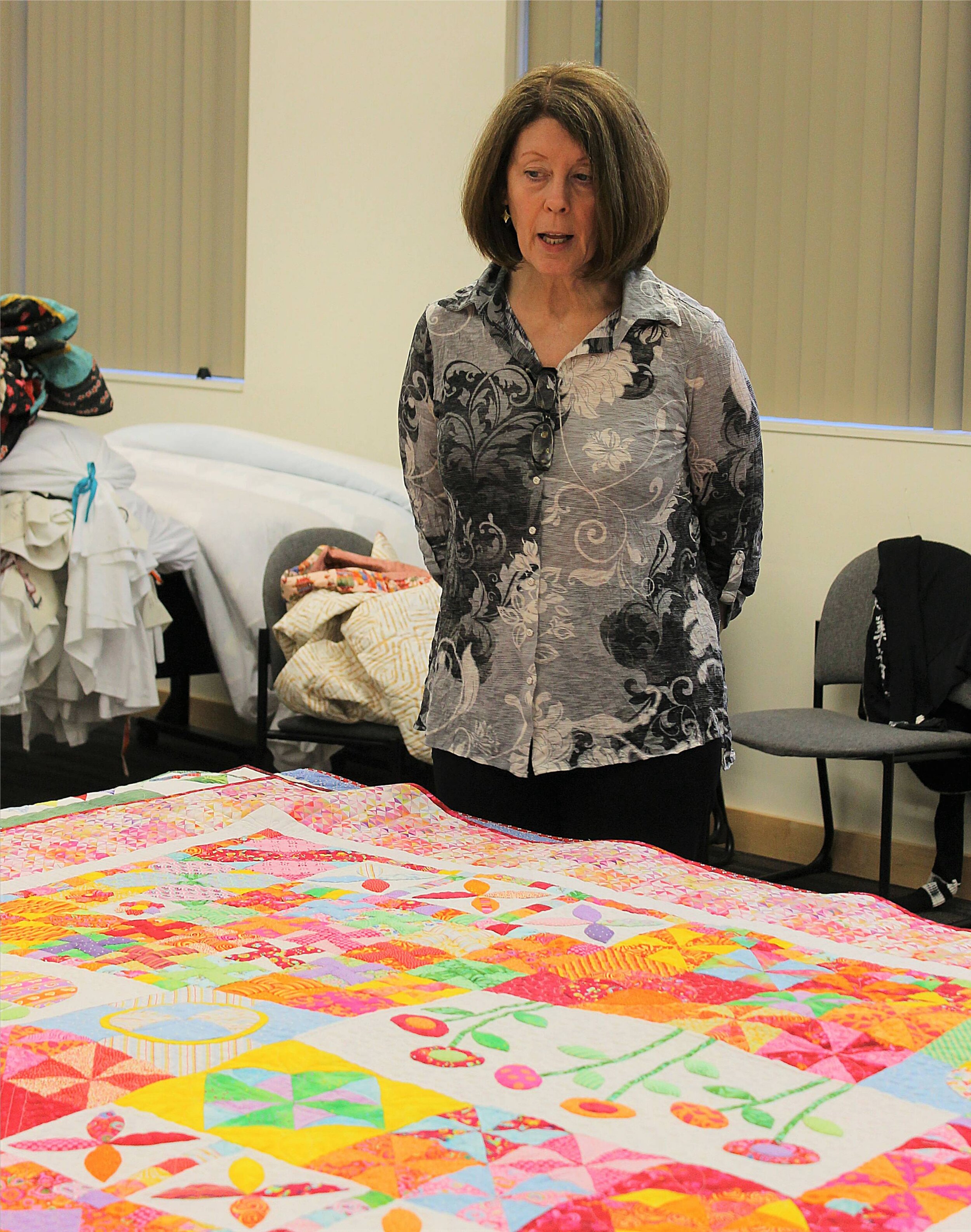 Judging-describing the quilt.JPG