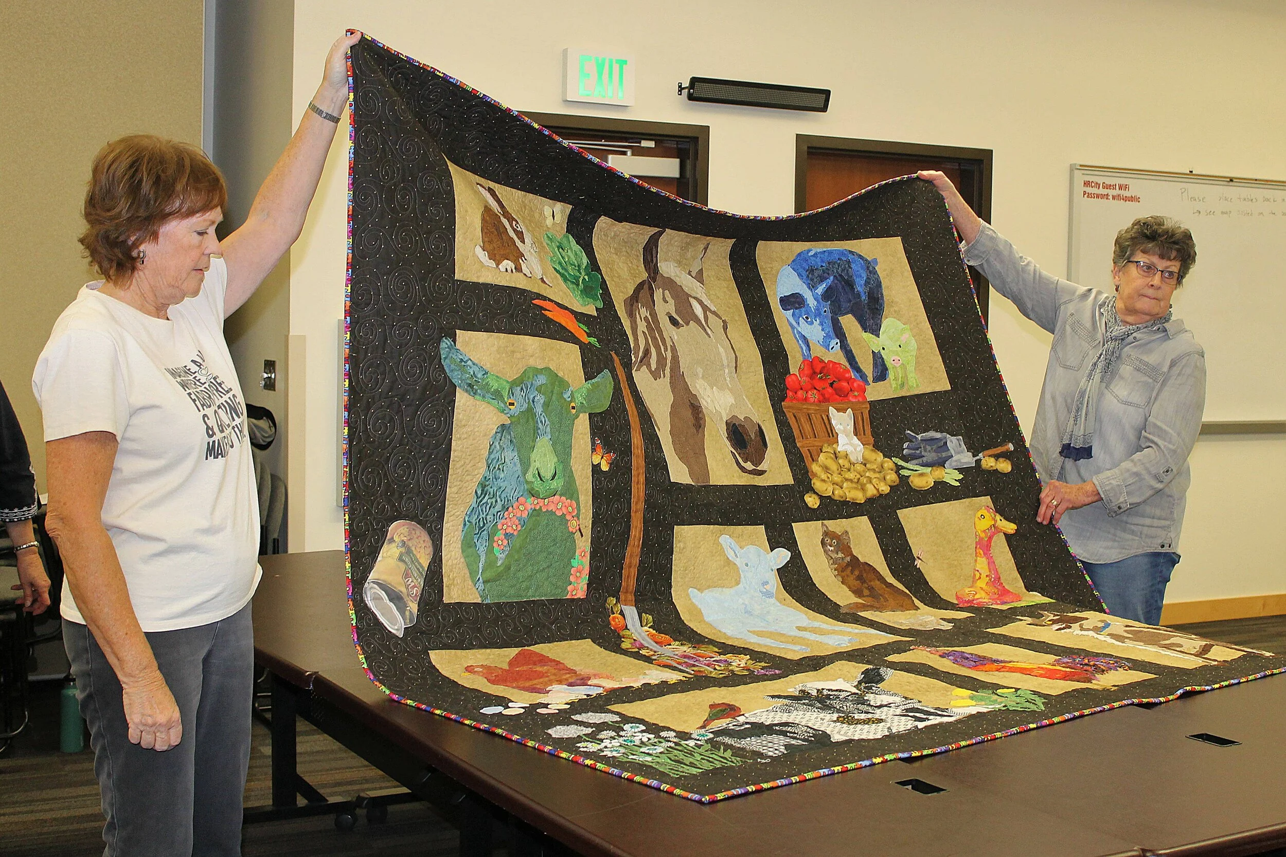 Judging-hold up th equilt.JPG