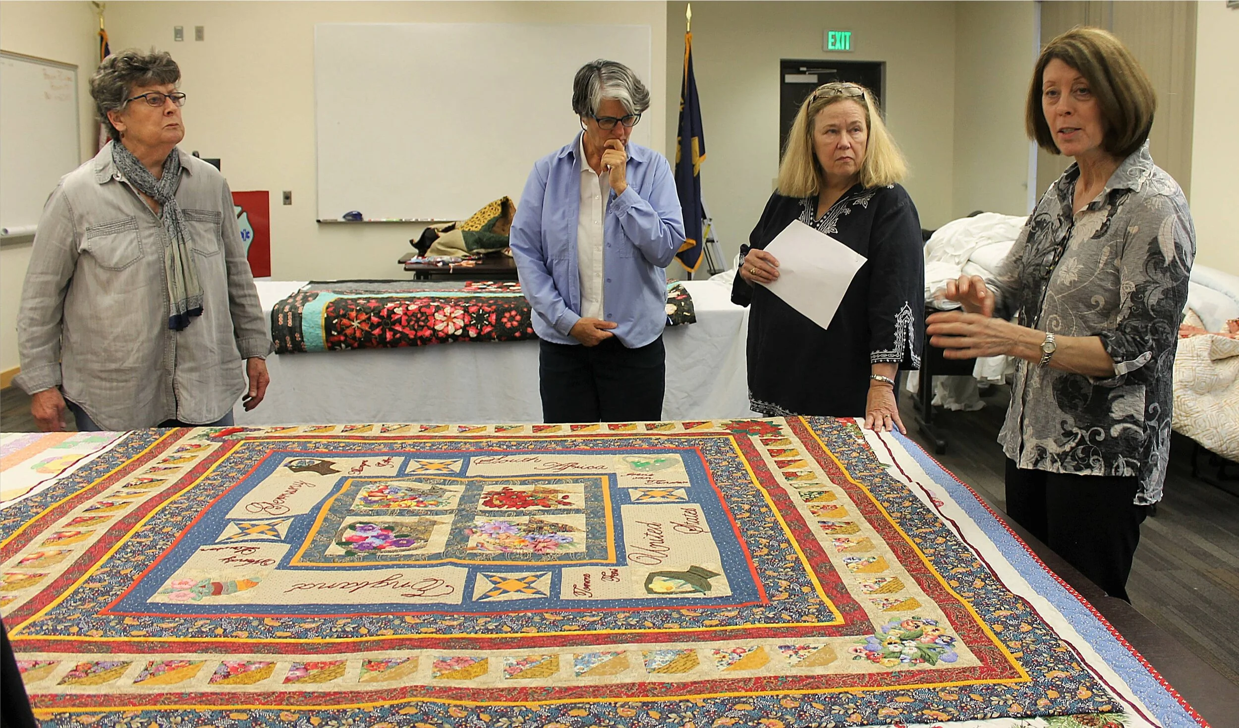Judging-describing the quilt to volunteers.JPG
