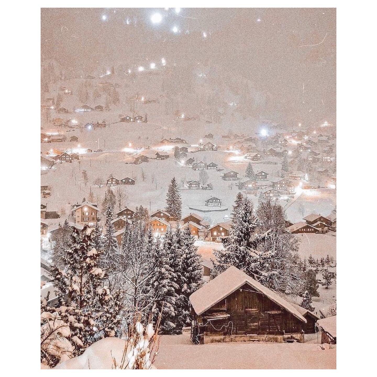 The Holidays are here&hellip;🤍🤍🤍

Stay cozy, safe &amp; happy everyone! 🎁

&bull;

&bull;

&bull;

#besttimeoftheyear
#somuchgoodnessinonepic 
#merryeverything 
#juletid
#stylehappynow
#brandwhisperer
#makeithappentoday
#snowsnowsnow 
#2022isagam