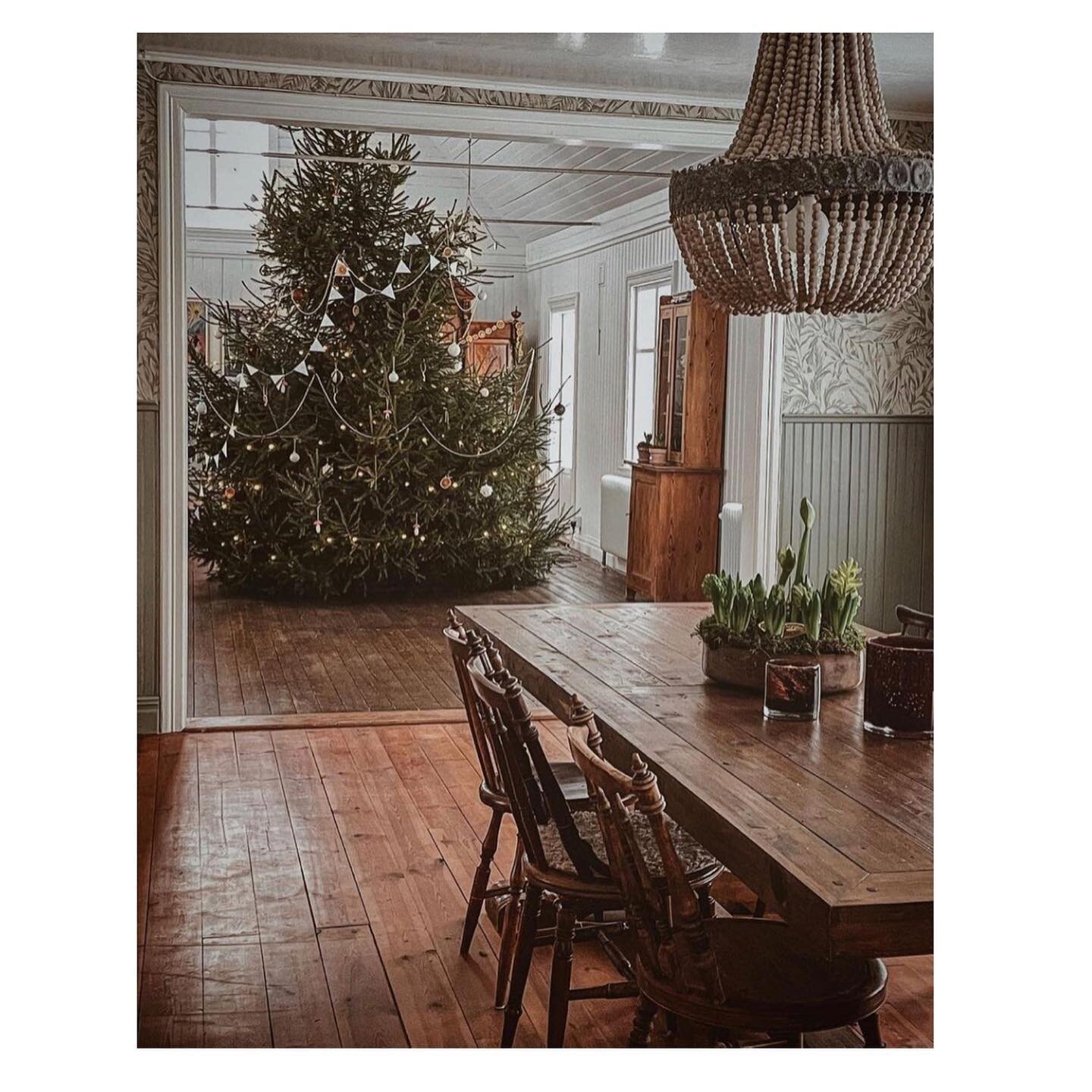 Goodness ~ this Moderna booster has hit me hard. Spending my time recovering looking at the most wonderful holiday  settings.
This warm festive home is currently my favourite. 🎄❤️🎅

&bull;

&bull;

&bull;

#christmastree 
#thebesttimeoftheyear 
#ju