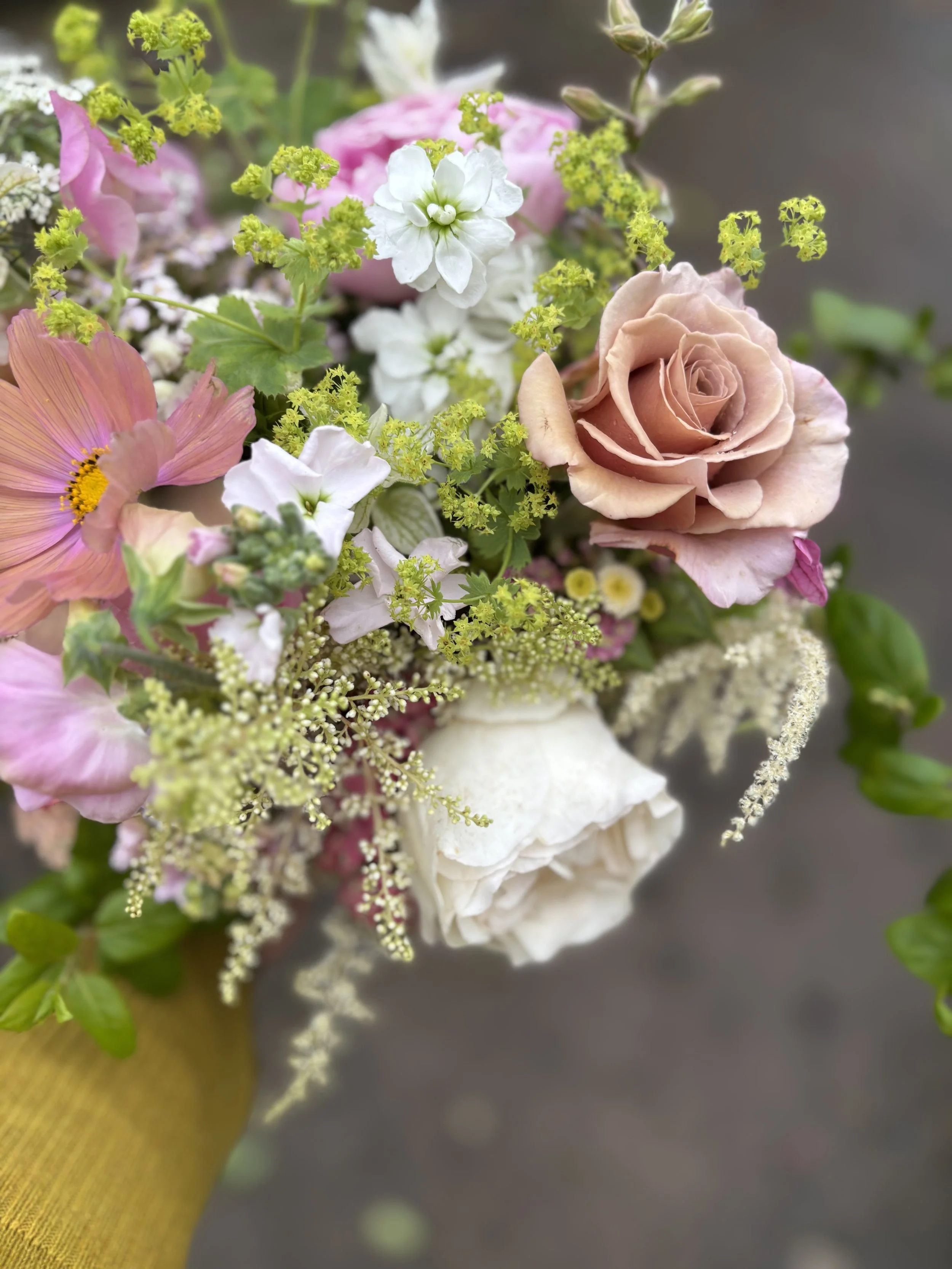  Close-up view of wedding bouquet flowers 