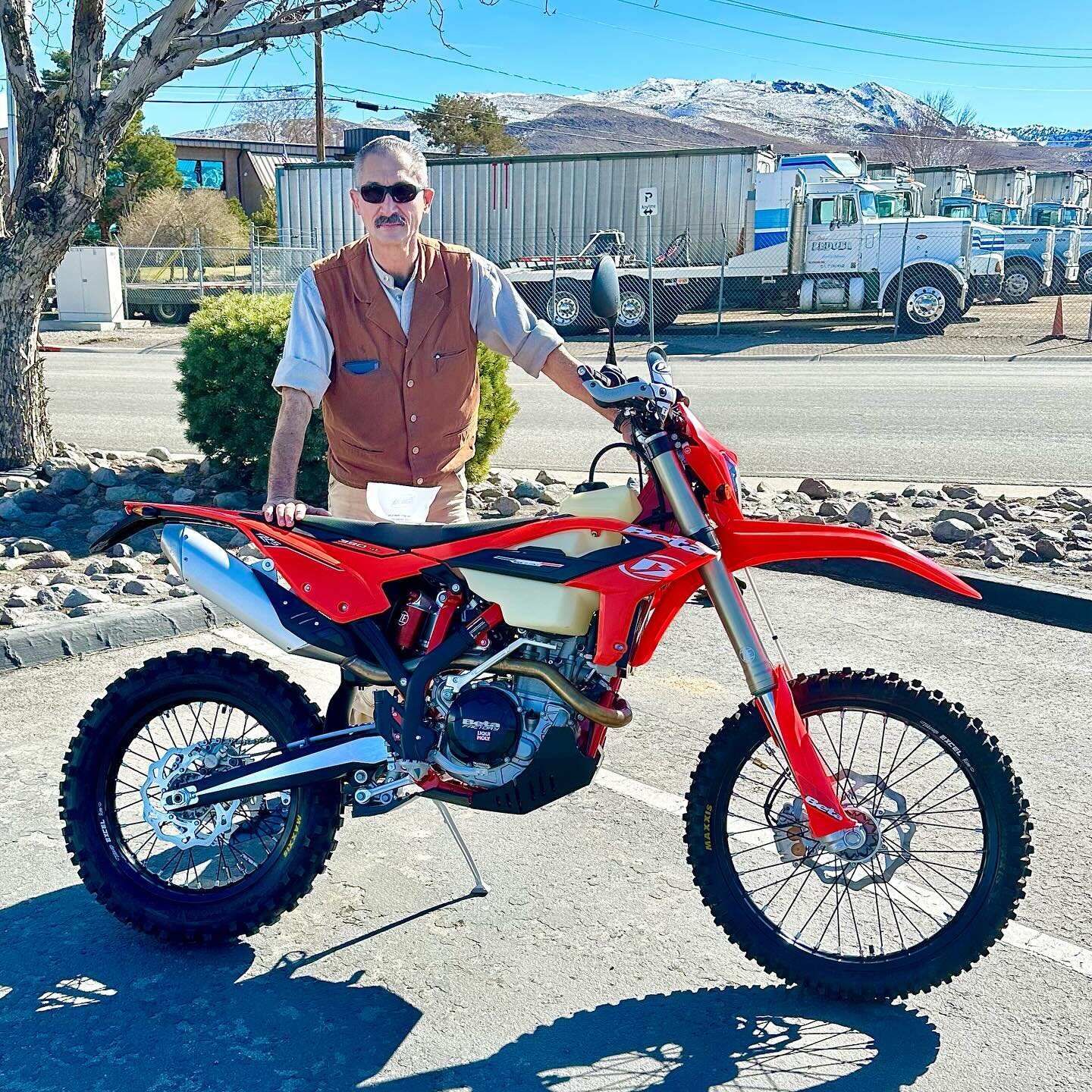 @roadtraveler is going to ride the wheels off his new Beta! 🤠⛽️ 

📸 1 &amp; 2  @tahoeruss3355 
📸 3 &amp; 4 @roadtraveler @roadtravelermoto