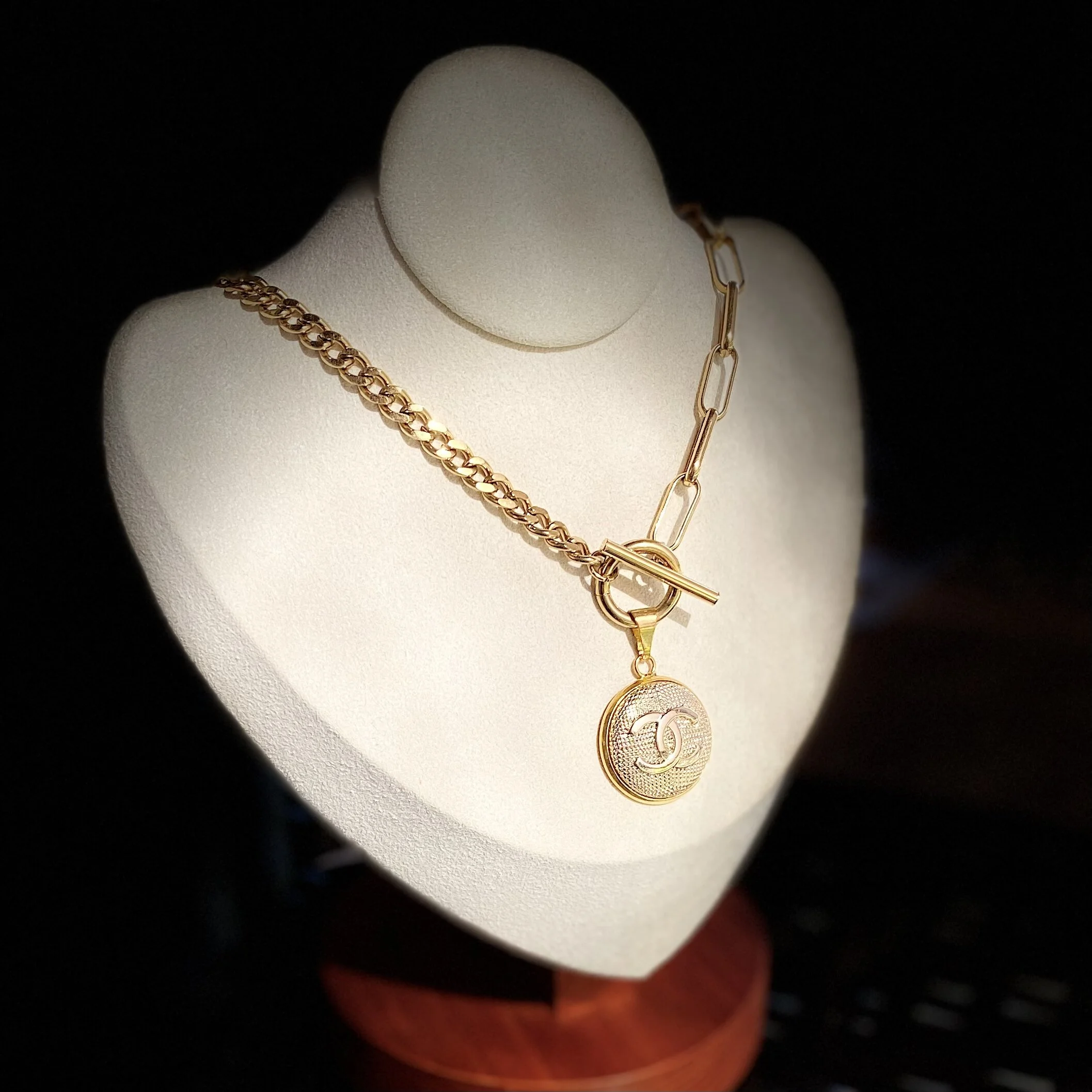 09FE0903-B7FC-4815-9489-6D19AA77108E