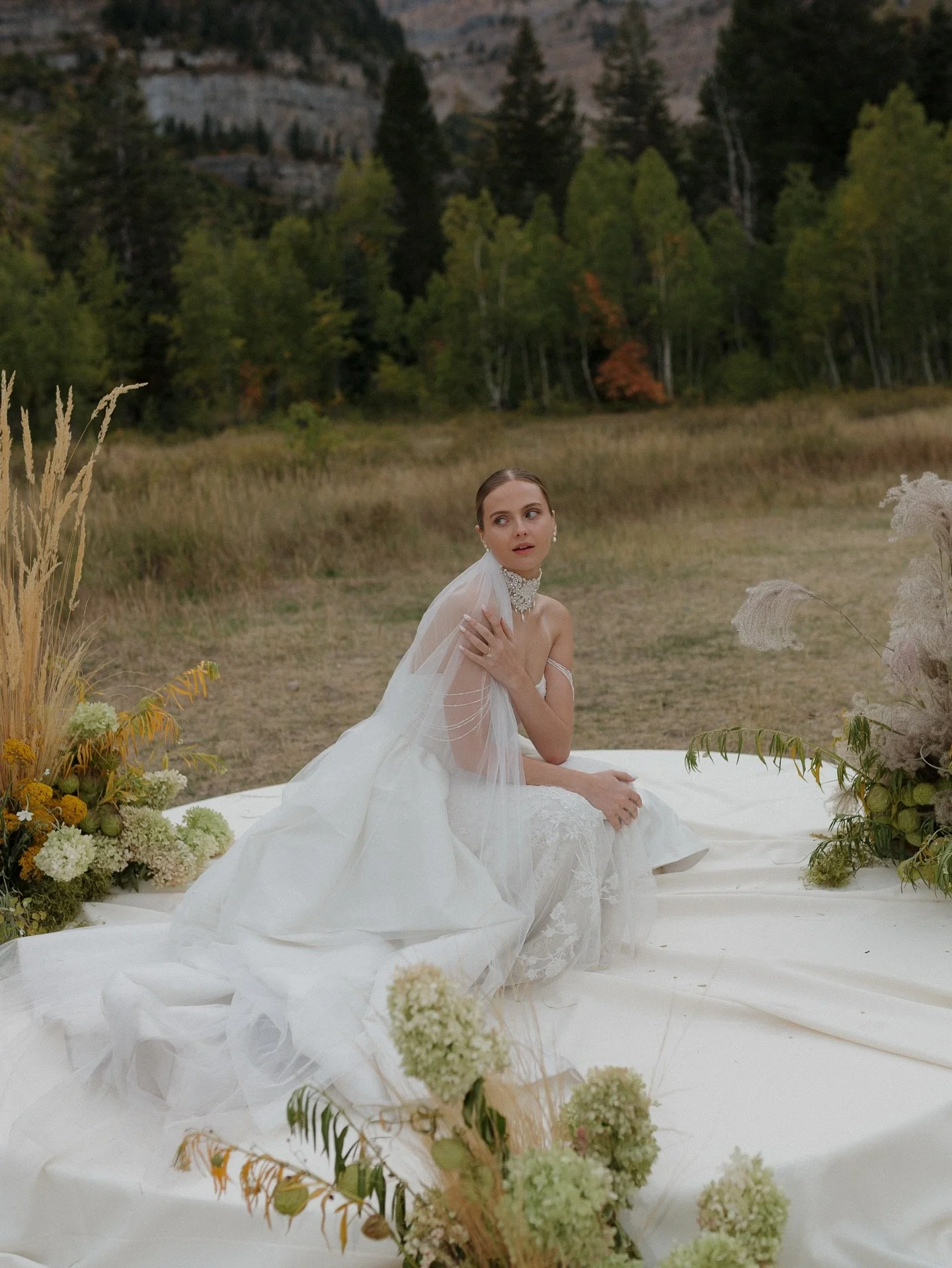 At the altar and beyond 🕊️ 
.
.
Vendors: 
Creative direction &amp; stylist: @taylarphoto 
Florals: @oliveandsagefloral 
Cake &amp; food display: @thefreckledmaker 
Wardrobe stylist: @korilaurel 
Dress designer: @watters 
Bridal shop: @fantasybridalu