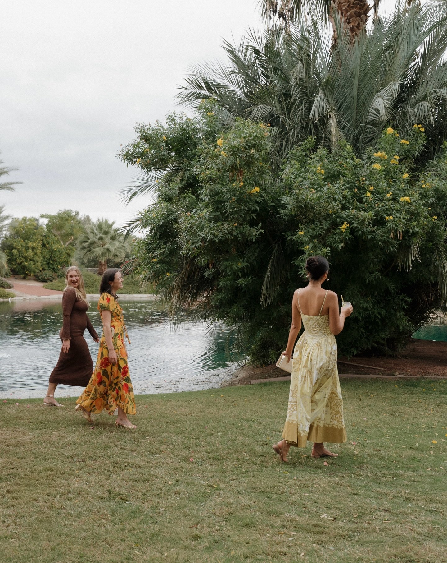 Zoe &amp; Rob&rsquo;s sunset soir&eacute;e welcome party ☀️
.
Even though the skies were cloudy and the rain rolled in, their Palm Springs wedding was bright, colorful, and full of love 
.
.

Planning &amp; coordination: @1staceyjones 
Photography: @