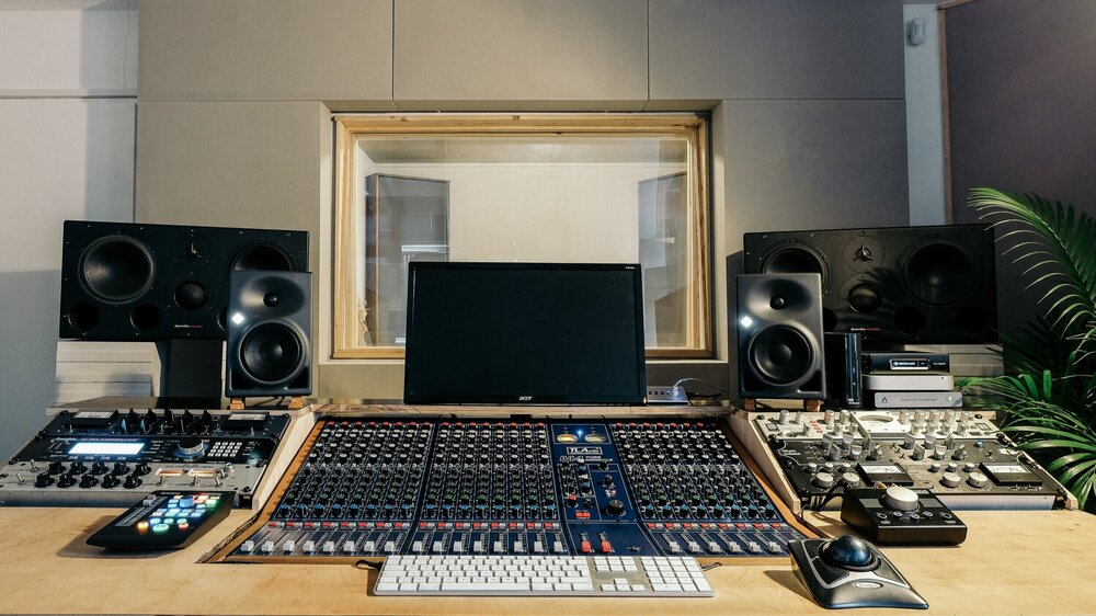 About - Soundrays Recording Studio — Soundrays Studio Berlin - Mixing,  Recording and Production