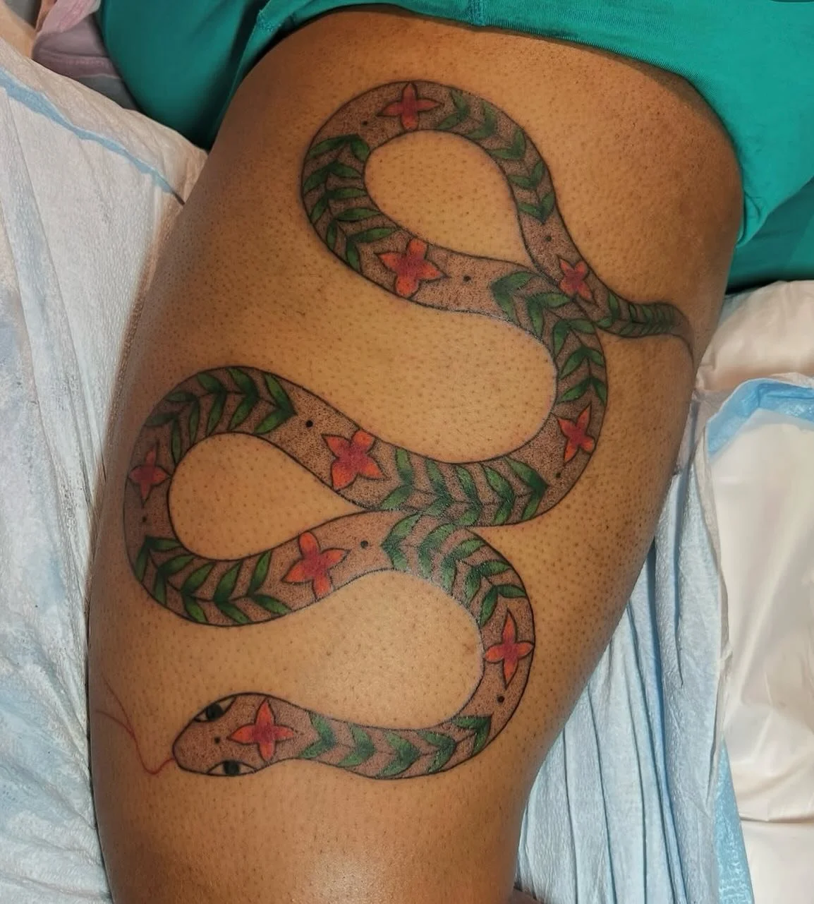 Gorgeous snake friend done recently by @kissmyangst whose books are currently ✨open✨
Contact artists dorectly to book!