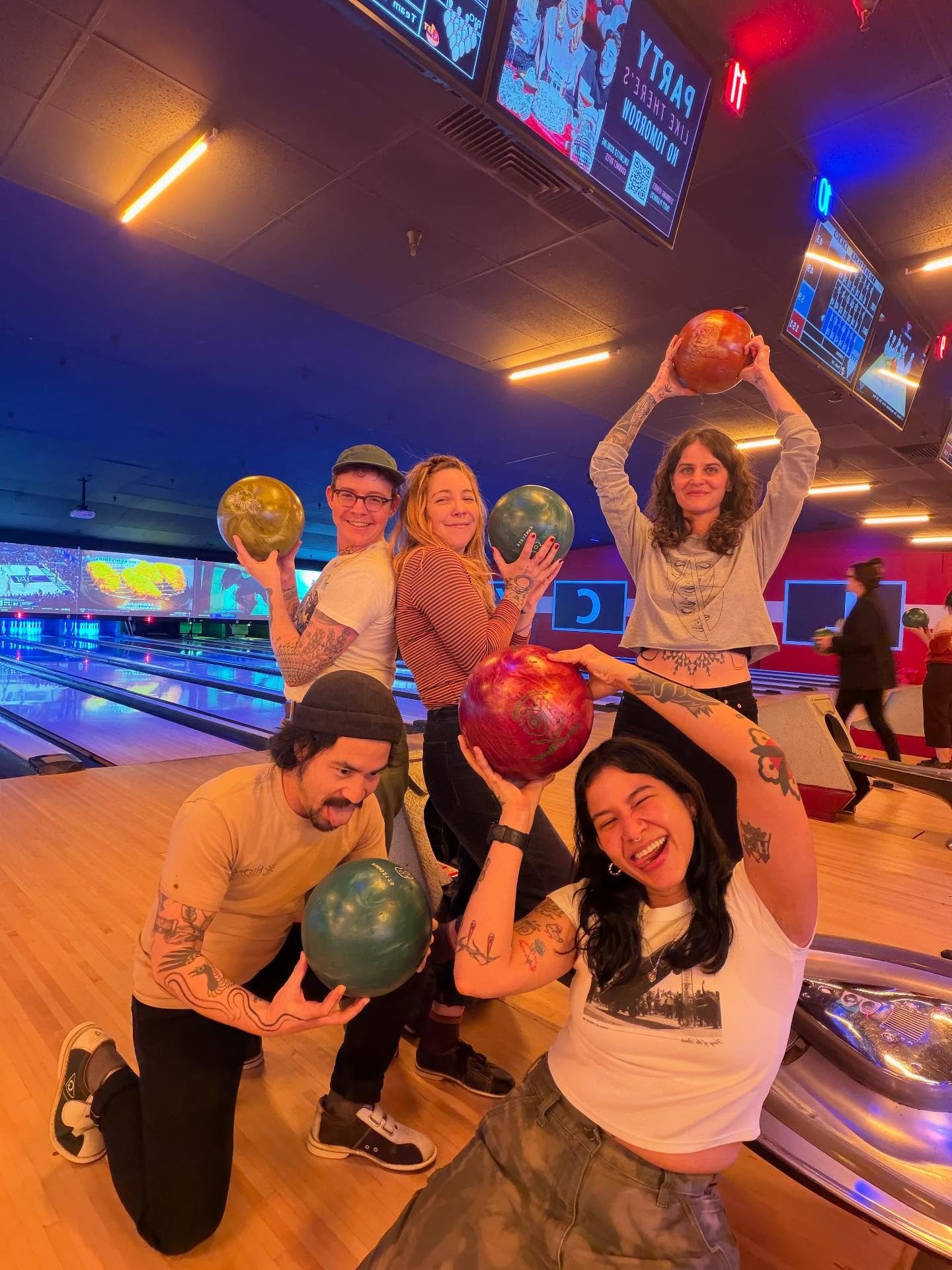 🎳 Some cutie group pics from a recent @thorns.tattoo fieldtrip! #family lol