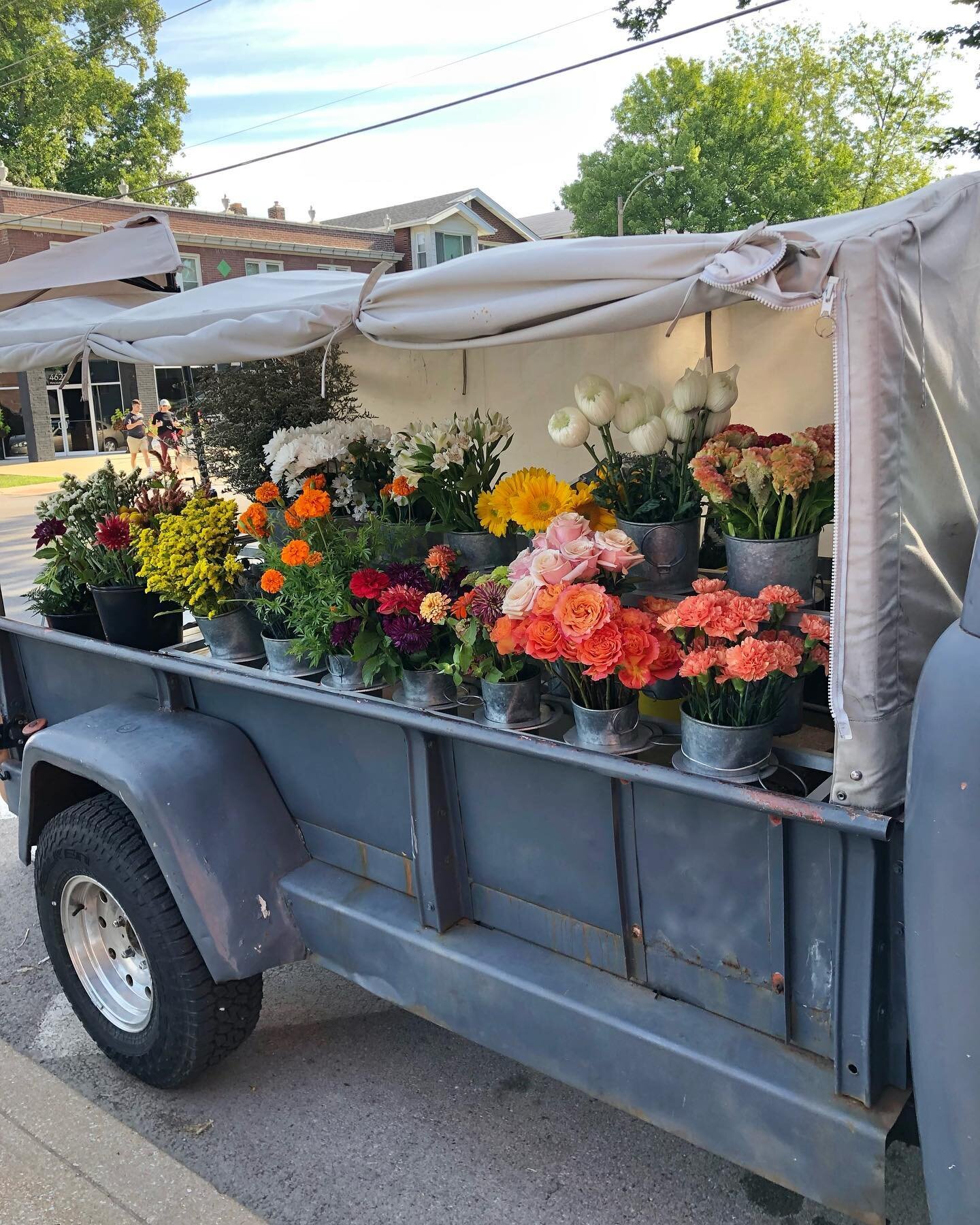 Nothing like flower truck visits on a Sunday morning. Come build your own bouquet with us today 🌻 In the city we&rsquo;re at @kingsidestl 9-2 CWE location and in Edwardsville we&rsquo;re at @revitalizenutrition__ 11-3.