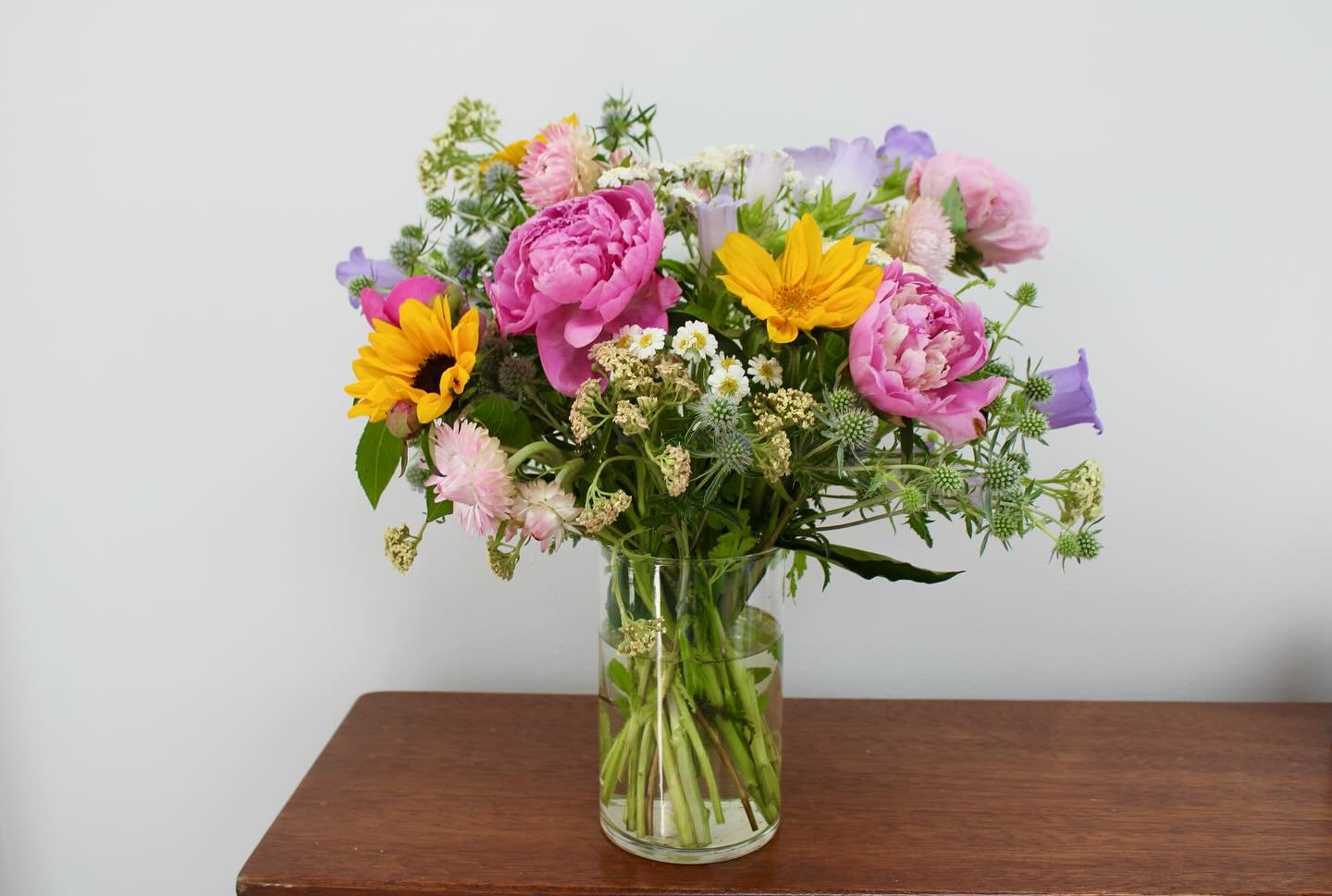 This weeks local bouquet is seriously amazing and it&rsquo;s now live on our website! 😍 

Flowers included: sunflowers, peonies (last week for them!), purple canterbury bells, straw flower, eryngium, feverfew &amp; yarrow. 

I want 10 please! 🙋🏻&z