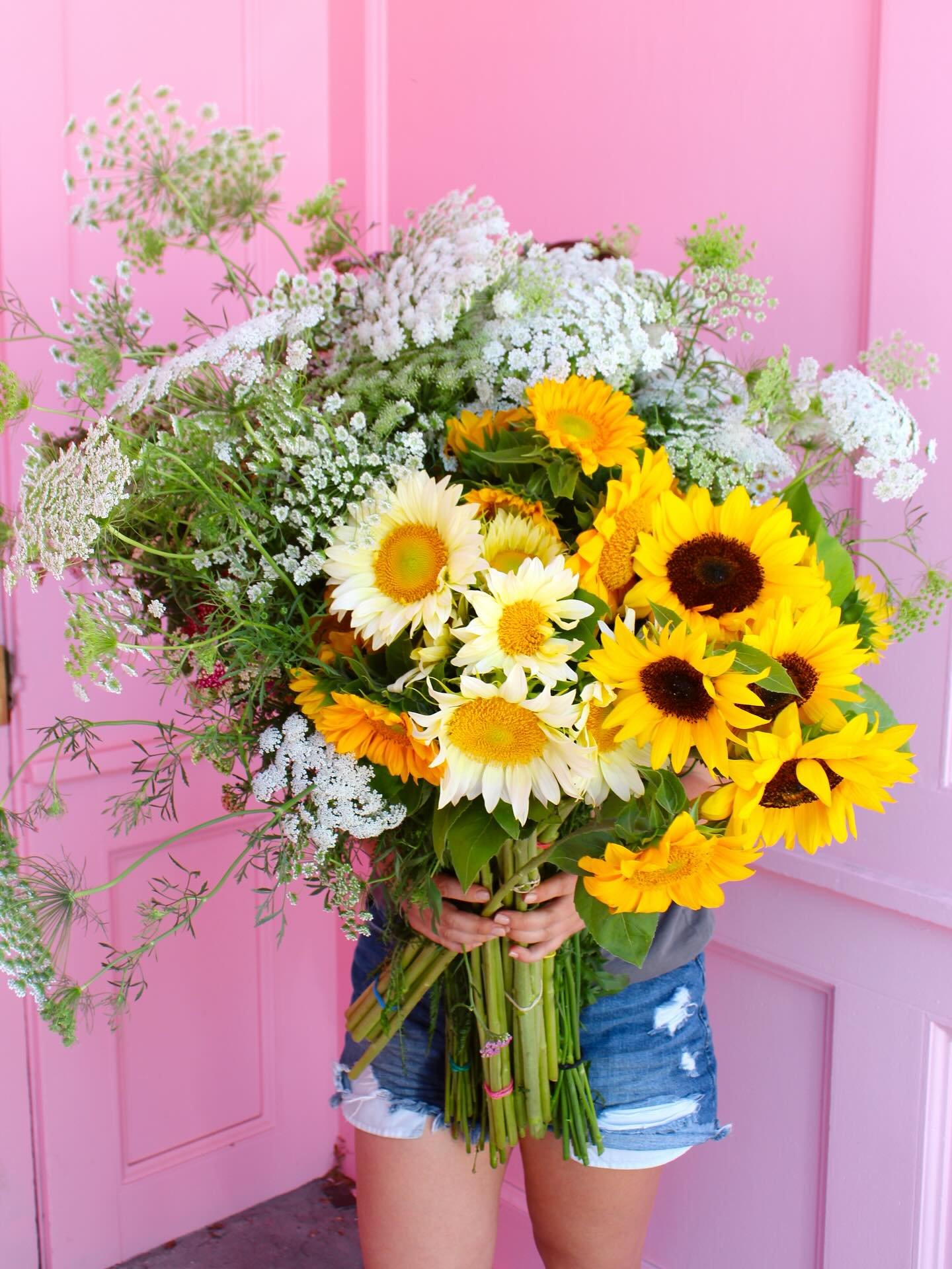 June is packed with celebrations! BBQ season, grad parties, bridal showers, baby showers, Pride, Father&rsquo;s Day and more. 

It&rsquo;s the perfect time to send a little extra love with flowers. 💐 

Order by clicking the link in our bio. 🔗