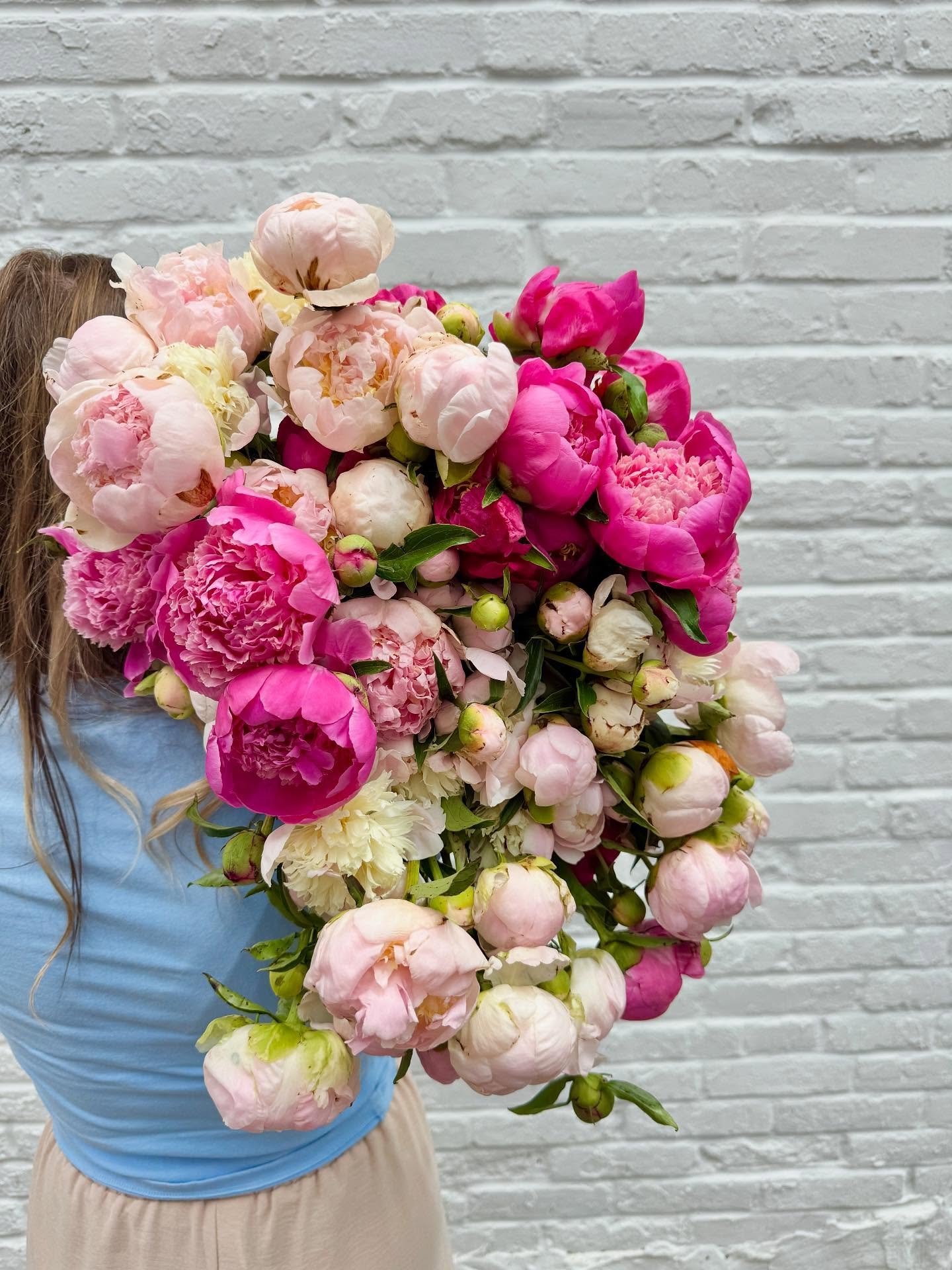 Sick of hearing about peonies yet? Good! 😉

Because this is your last weekend to grab them before they&rsquo;re gone!

Come get your hands on the prettiest petals of the season and many others.

Find us at the trucks today here:
STL - @_ao_co 9-2
Ki