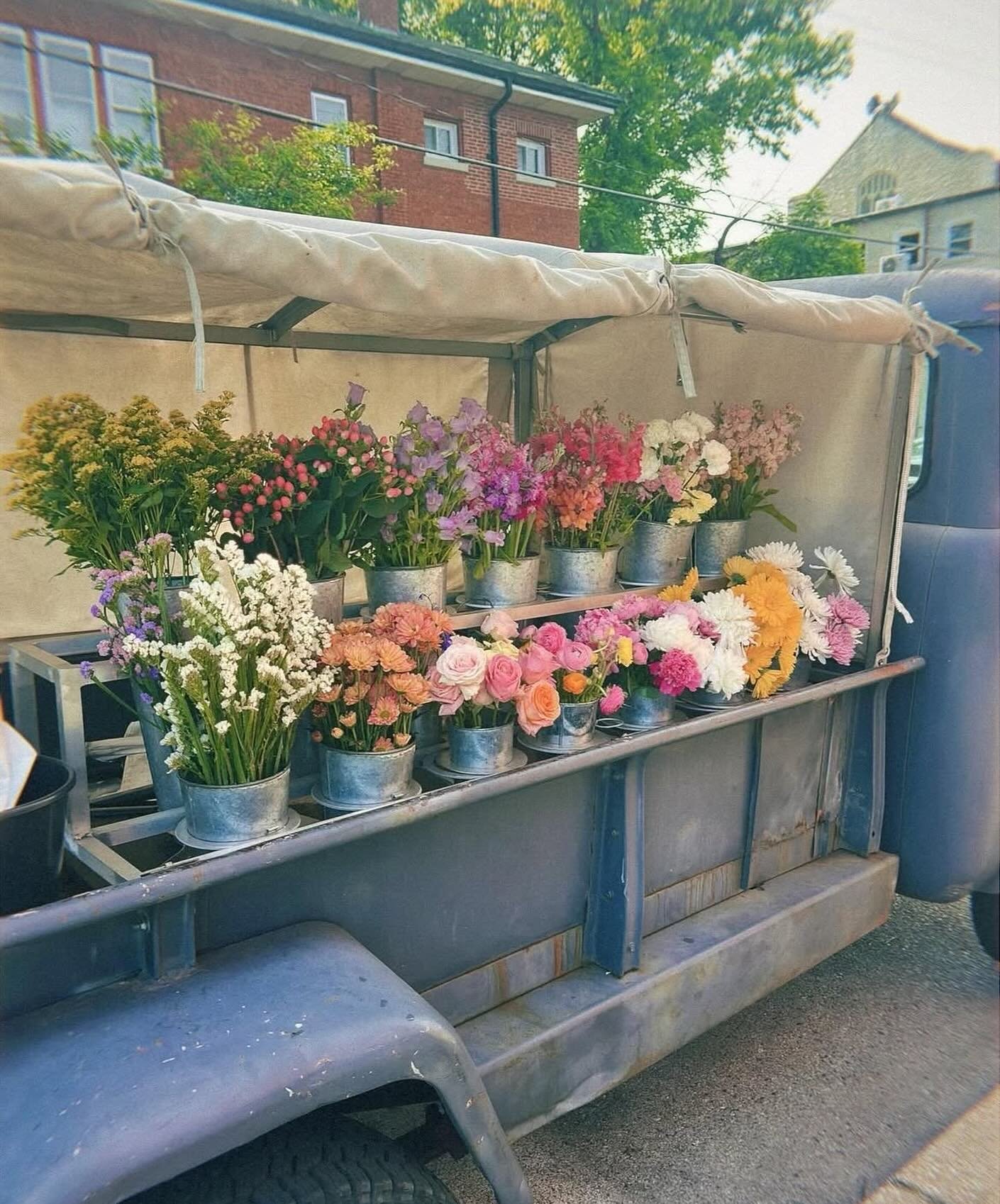 The prettiest Sunday view waiting for you! Come build your weekly bouquet with us today 🌼 Find us in the city at @knead_bakehouse 8-12 and in Webster Groves @maypop_shop 9-2 for their Farmers Market.  See ya soon!