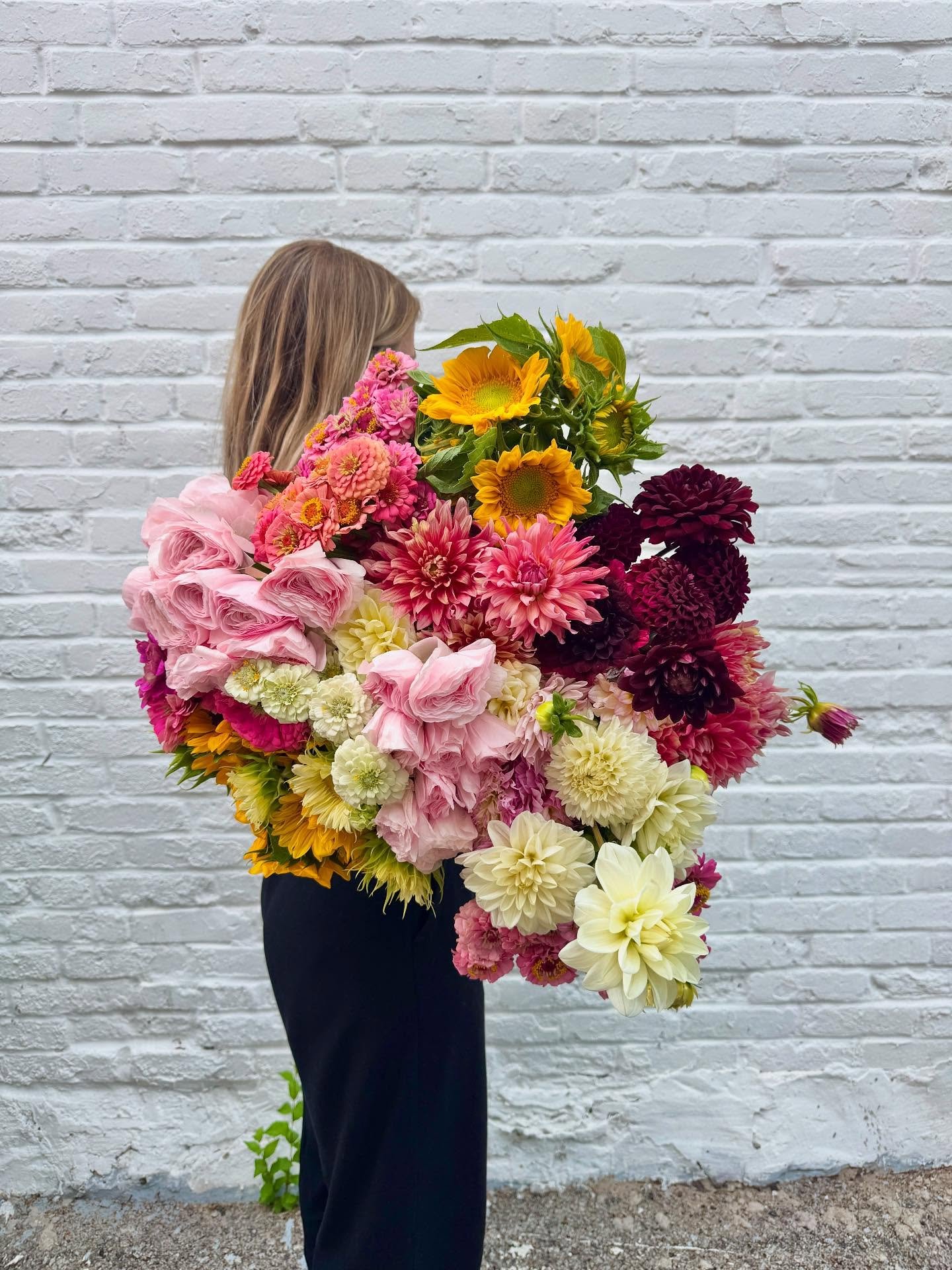 Happy Saturday y&rsquo;all!

Here at Rudy&rsquo;s we strive to have specialty flowers that you can&rsquo;t find anywhere else.

Here&rsquo;s our weekend floral lineup 🥁🥁🥁 

🌸 Zinnias - first batch of the season 
🌸 Clooney ranunculus - find them 