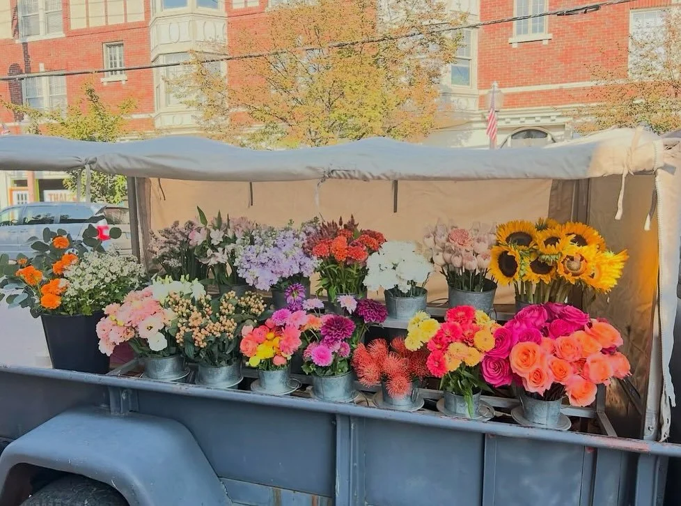 Everyone&rsquo;s talking about fall, but we&rsquo;re still living in the magic of late summer 🌸☀️ 

These final warm weeks, filled with these vibrant blooms, feel extra special. Soaking it all in while it lasts!

Find us in the city today at @knead_