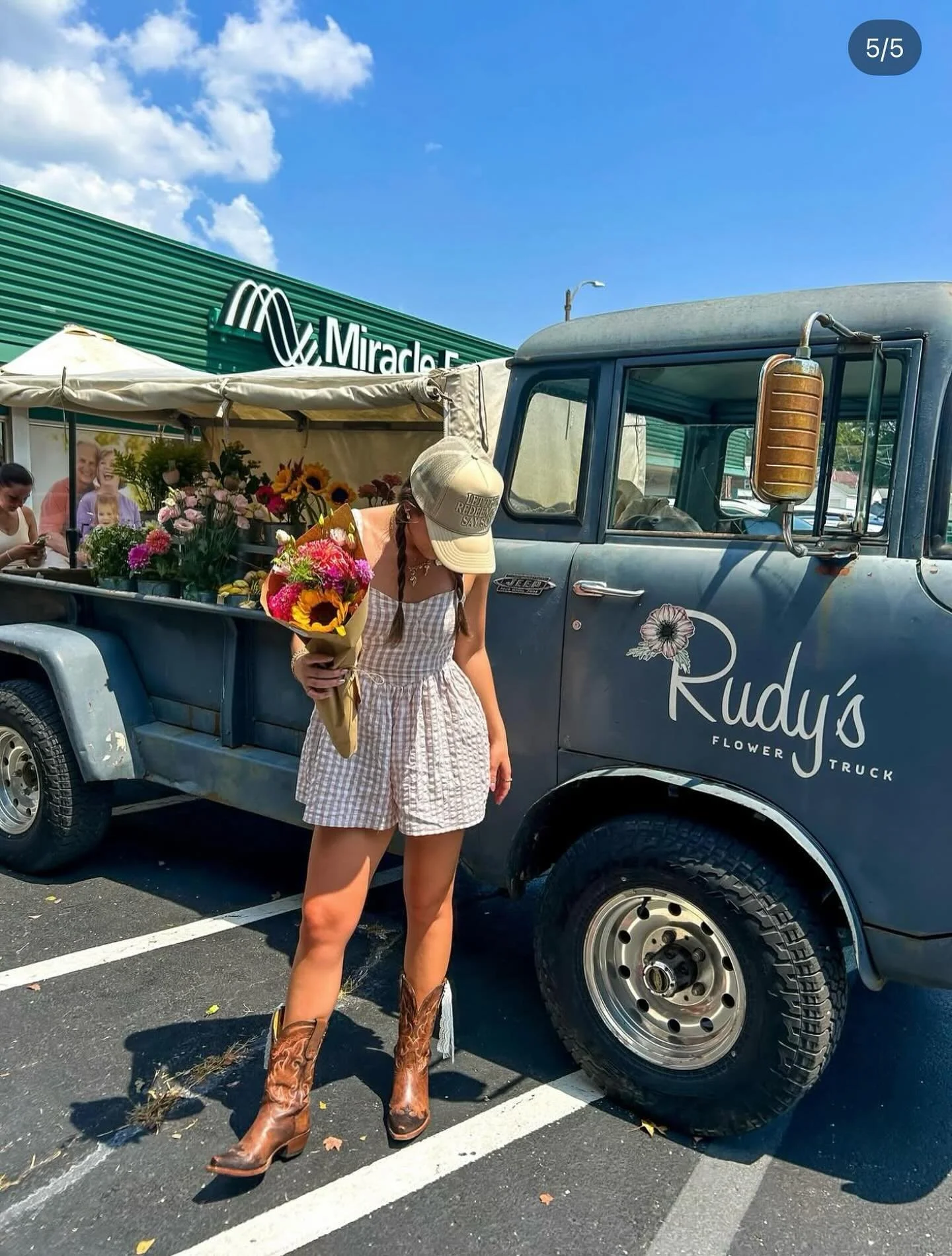 Who&rsquo;s ready for boot season!?! 👢🍂🍁

Well, we&rsquo;re still soaking up the last moments of summer while they&rsquo;re still here! 

Create an end-of-summer bright and colorful bouquet with us today @russellsstl 9-2 in STL and @kaldis_coffee 