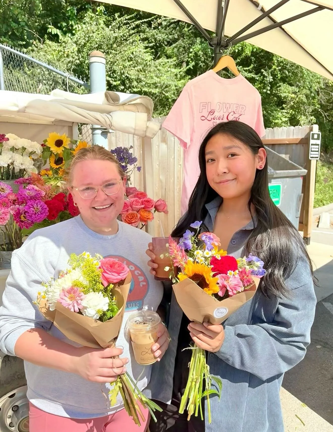 Faces of the flower truck 🥰🛻

We love seeing your shining faces at the trucks! Find us today at @kaldis_coffee 9-2 in Kirkwood and @shawscoffee 9-2 in STL!

It&rsquo;s gonna be a great day ☺️