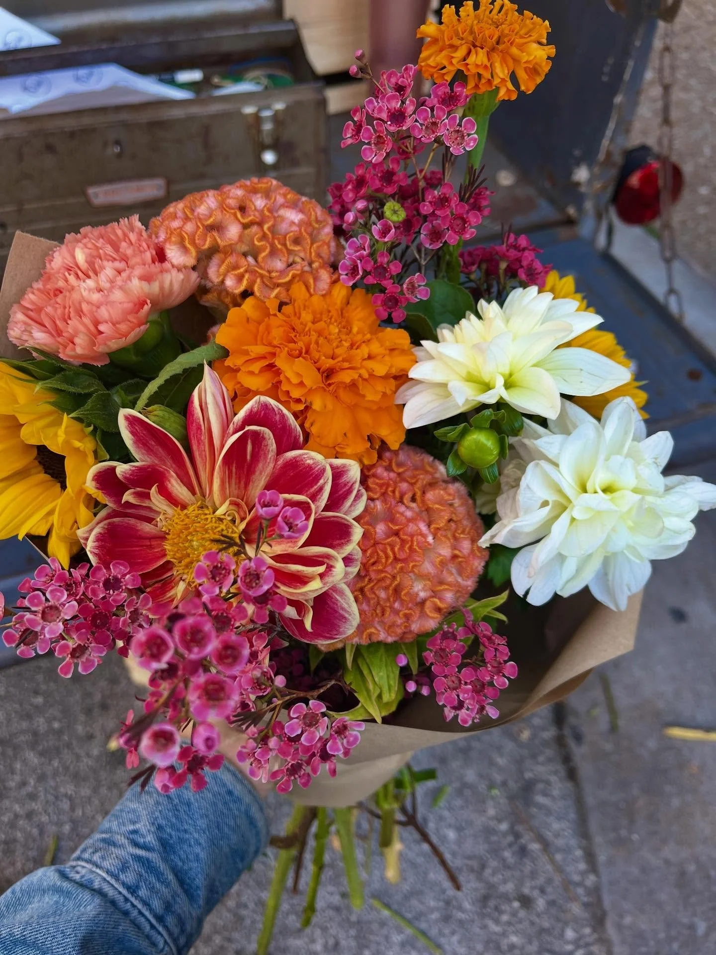 Bouquets of the flower truck: October addition 🛻💐☺️

Come see us this weekend to make your very own flower truck bouquet!