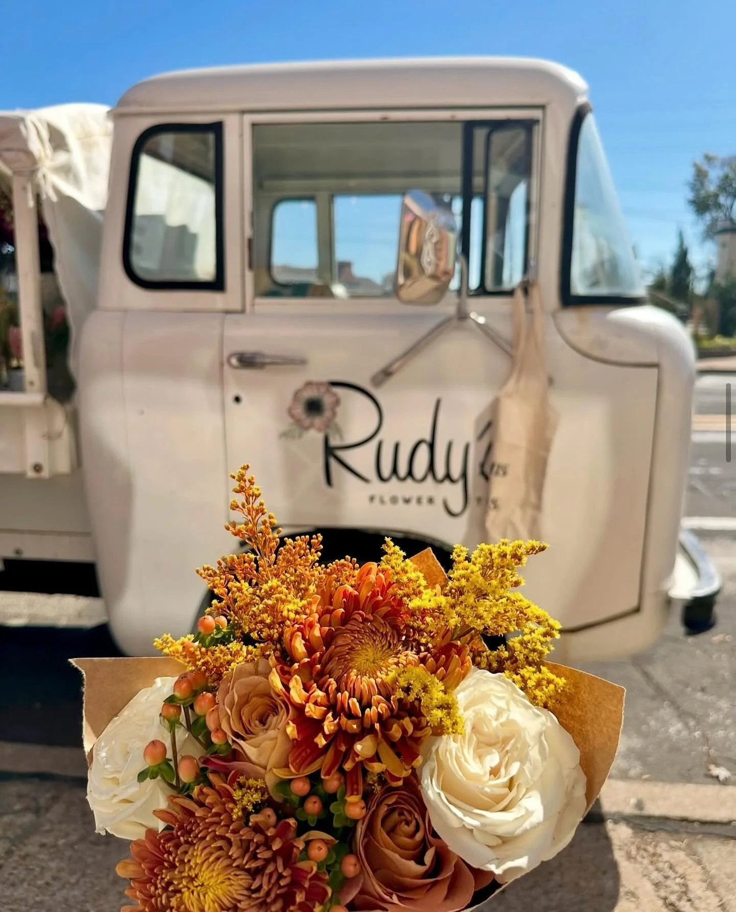 Come enjoy this perfect fall day with us 🍁 All bouquets are handcrafted for you. Tell us your color palette, and let us do the rest!

Find us in STL @russellsstl 9-2! Our Kirkwood truck will be closed due to a special event. 

See you today ❤️