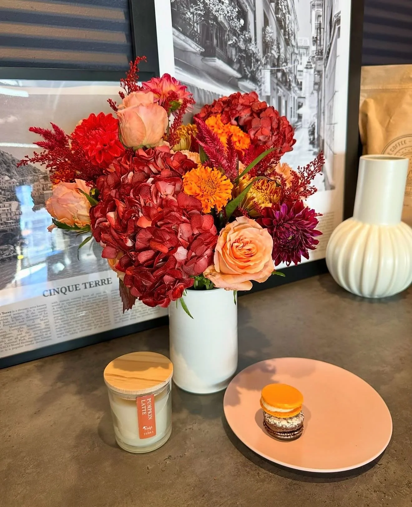 Celebrate National Bosses Day October 16th by sending flowers! Get ahead of the week and preorder now for Thursday.

Sending your boss flowers is a great way to show just how much you appreciate their support and leadership. 

Add on a vase (a disco 