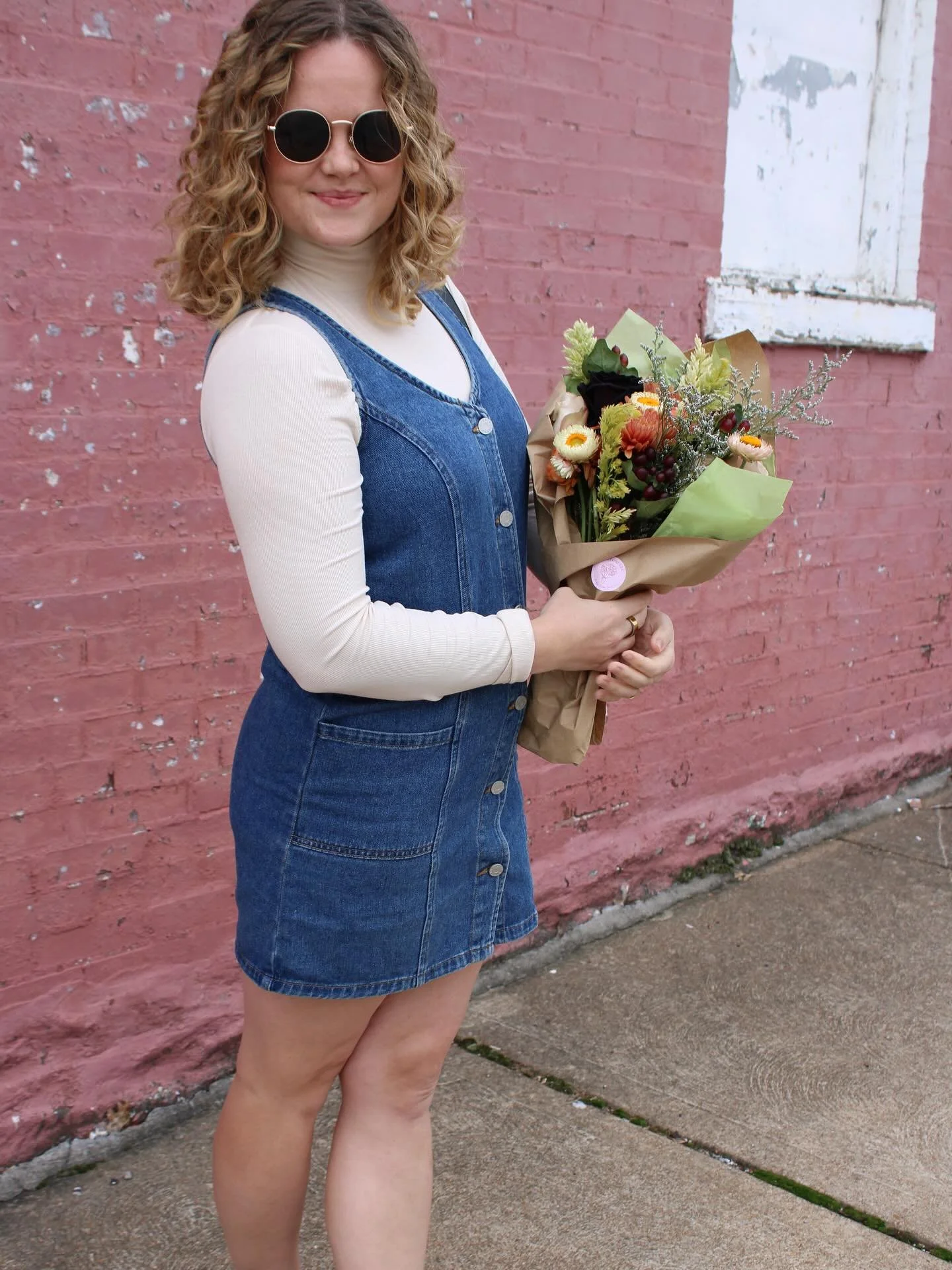Looking for the perfect anniversary gift? (Men, listen up! 📢)

We&rsquo;ve got you covered with fresh beautiful blooms. 💐💝

Order by noon Monday - Saturday for same day delivery. 🚚 

*pictured is an autumn meadow bouquet