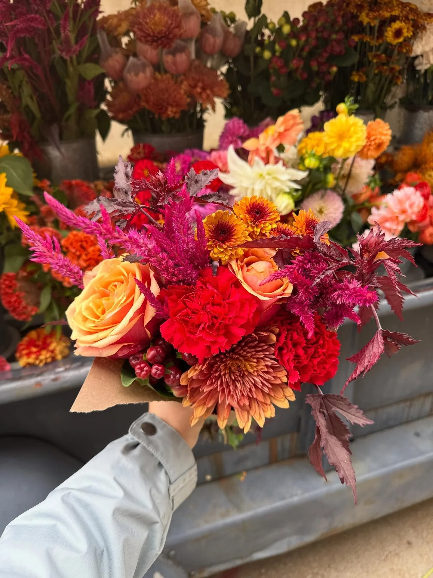 Hung over from all the Halloween weekend fun? We have the cure- FLOWERS ☺️ Swipe for fall bouquet inspo &amp; come build your own. 
Find us in the city at @russellsstl on Macklind 9-2 and in Kirkwood at @honeybeesbg 9-2. See ya soon friends!