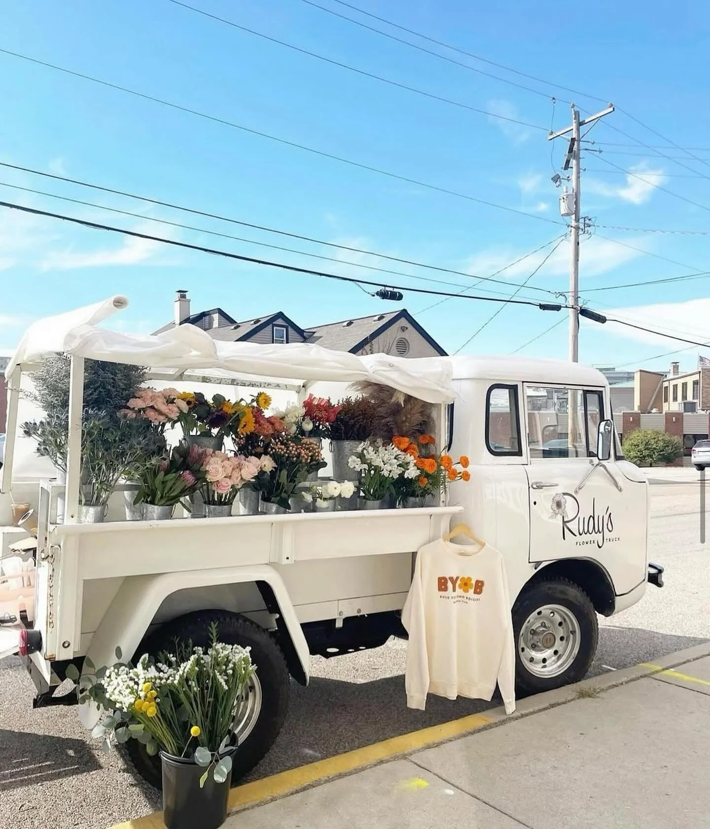 Come build the perfect fall bouquet for YOU today 🌸 

Need help? Ask one of our flower truckers for assistance! 

Find us in the city at @_ao_co 9-2 and in Kirkwood at @teleocoffee 9-2