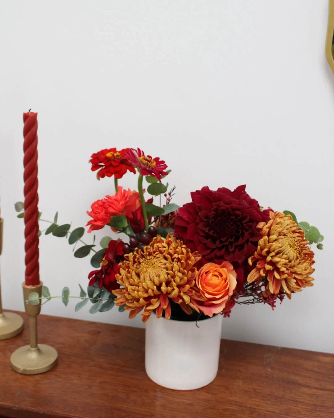 Add a vase to your next flower purchase&hellip;it&rsquo;s the best vase scenario.🤣☺️

Order by noon Monday - Saturday for same day delivery 🚚

*pictured is our classic arrangement in autumnal, autumn solstice bouquet, and neutral bouquet all in vas