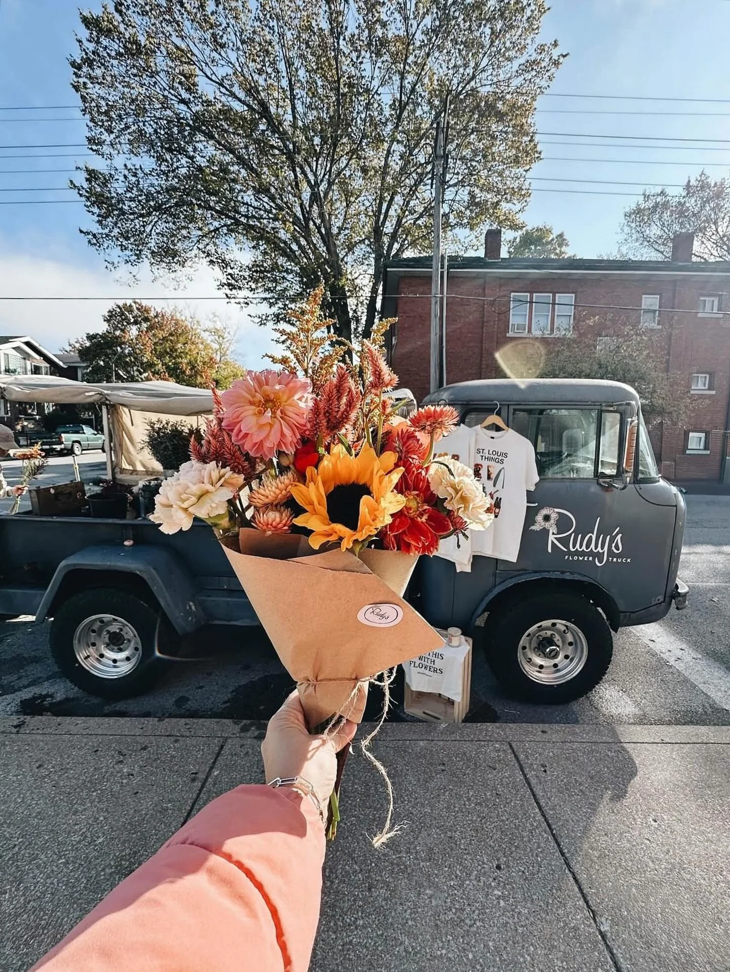 The sun is shining and the weather is weather-ing. 😀🌞

During your morning / afternoon stroll or errand run today, why not make a pit stop to your favorite local flower truck??

Find us in STL at @shawscoffee 9-2 and in Kirkwood at @honeybeesbg 9-2