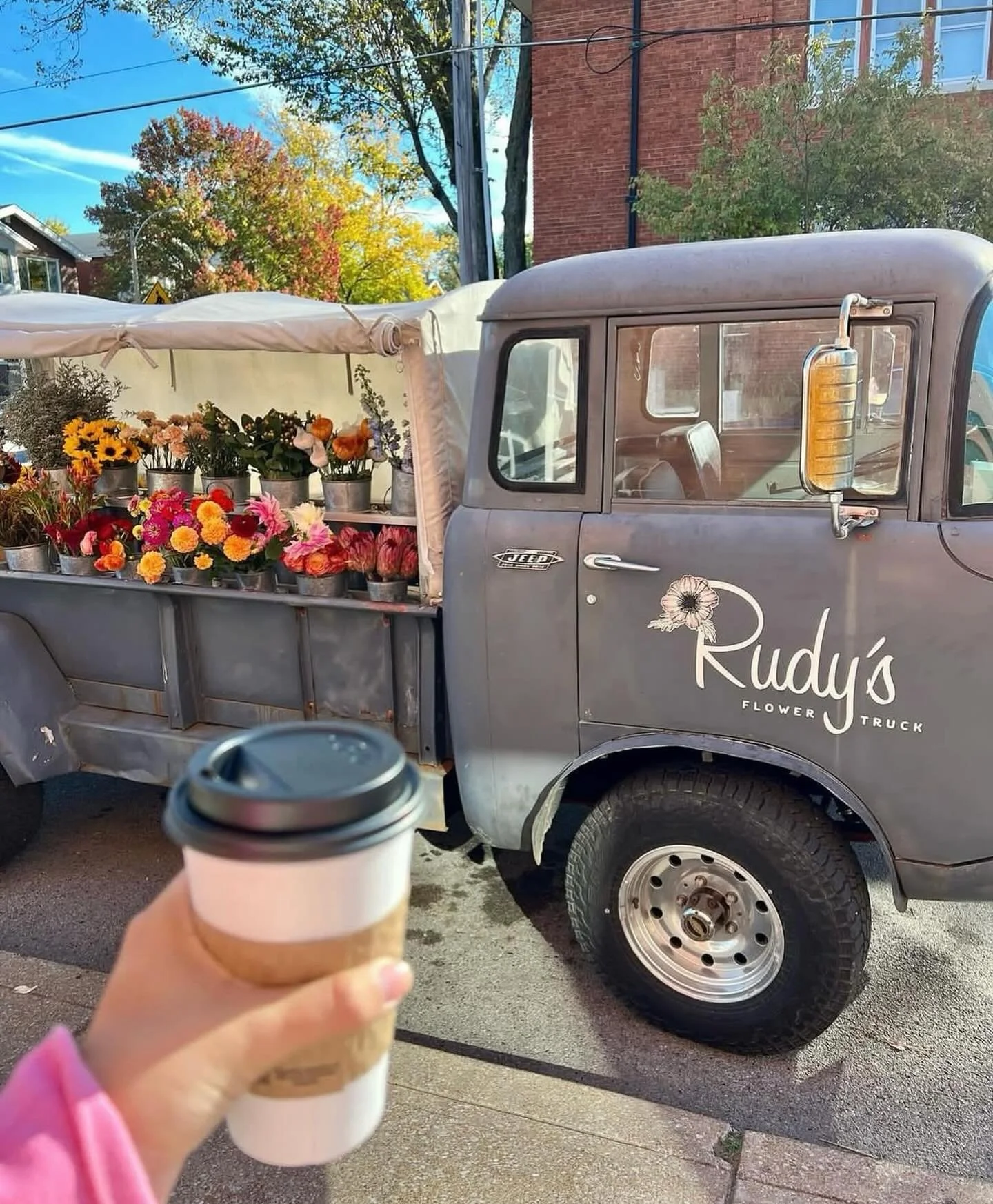 Good morning y&rsquo;all, this is our 2nd to last Sunday out with the trucks!

Come participate in self care Sunday with us and grab yourself blooms just for you 💐 

We&rsquo;re parked in STL at @knead_bakehouse 9-2 and in Kirkwood at @honeybeesbg 9