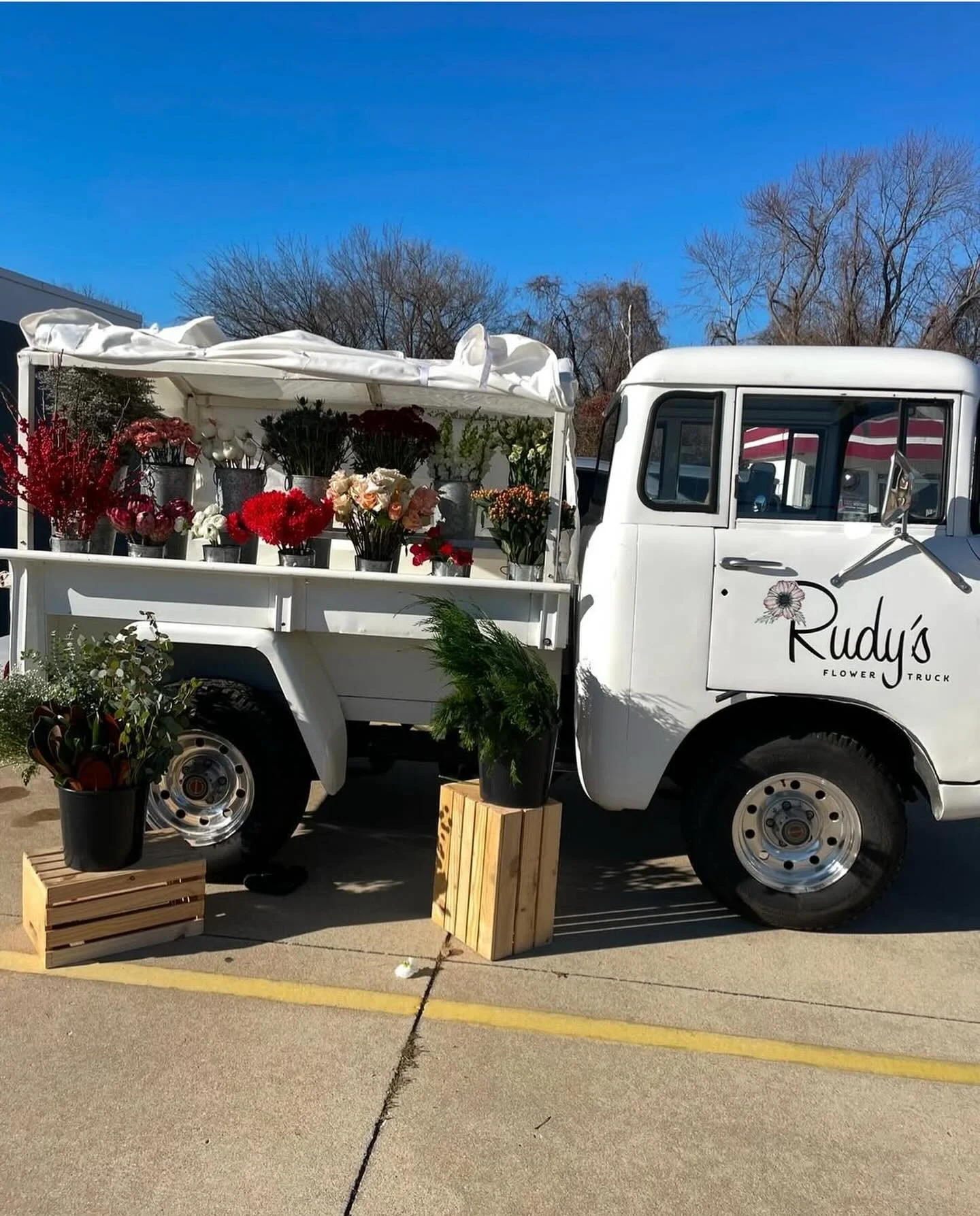 If you&rsquo;ve been wanting to check off &ldquo;visit the flower trucks&rdquo; on your STL bucket list, today is the LAST day to do that! 

Come see us in the CWE at the Window Walk from 11am-3pm (236 N Euclid Ave), and then at the @londontearoomstl