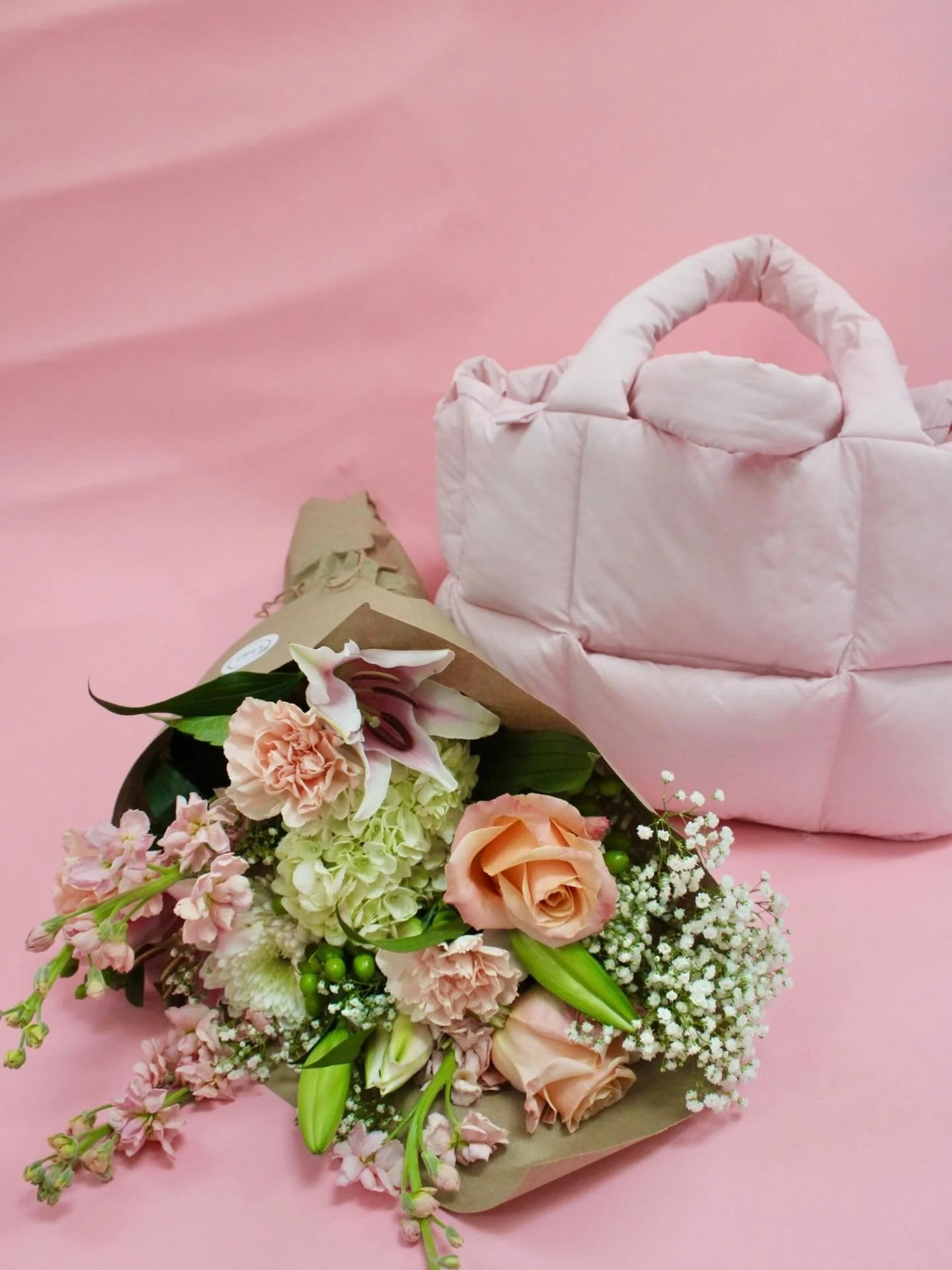 Last minute celebrations call for flowers.

Order by noon TODAY for same-day delivery. 🚚 

*pictured is The Ultimate Neutral Bouquet 😍