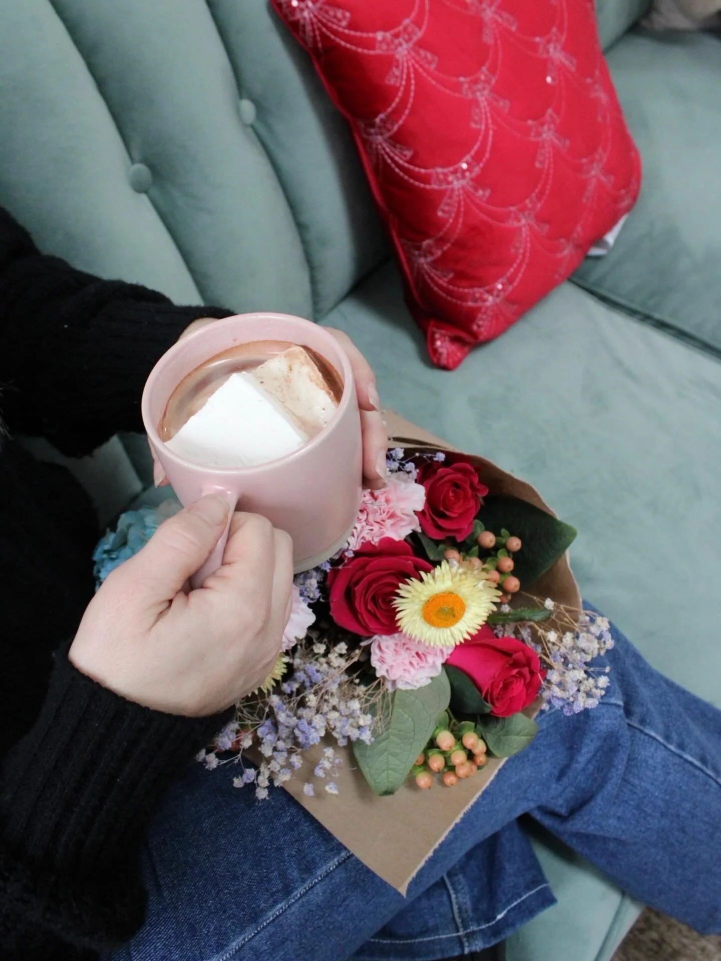 You survived the first Monday after the holidays, congrats! Need something to look forward to this week? Schedule yourself or that bestie a flower delivery. 

We recommend our Cozy Gift Bundle which includes a single bouquet, @kakaochocolatestl hot c