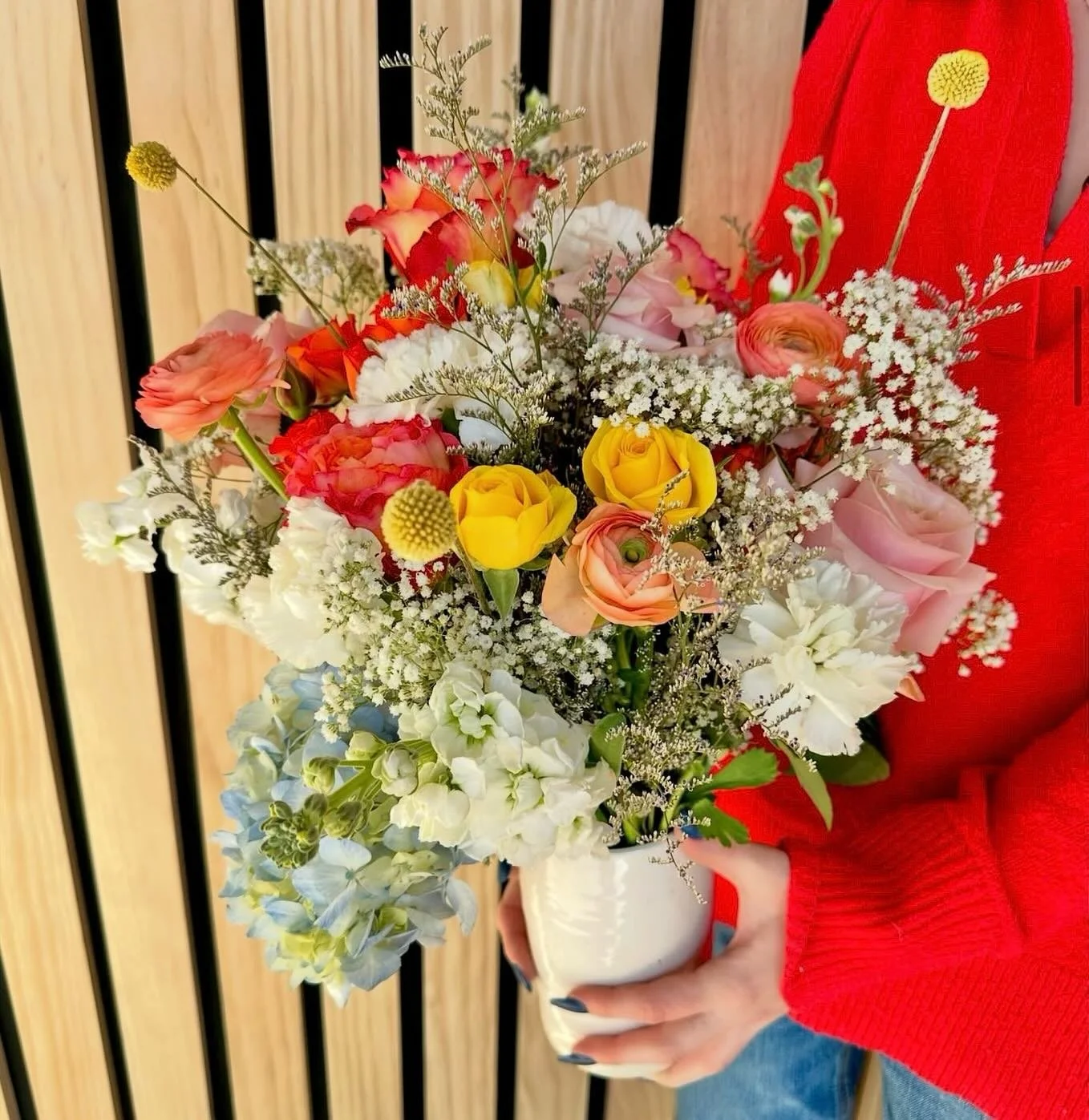 It feels like a good day to treat yourself with flowers, especially after getting through the week. 💐 

Order today and tomorrow before noon for same day delivery! Pictured is our XL with vase.