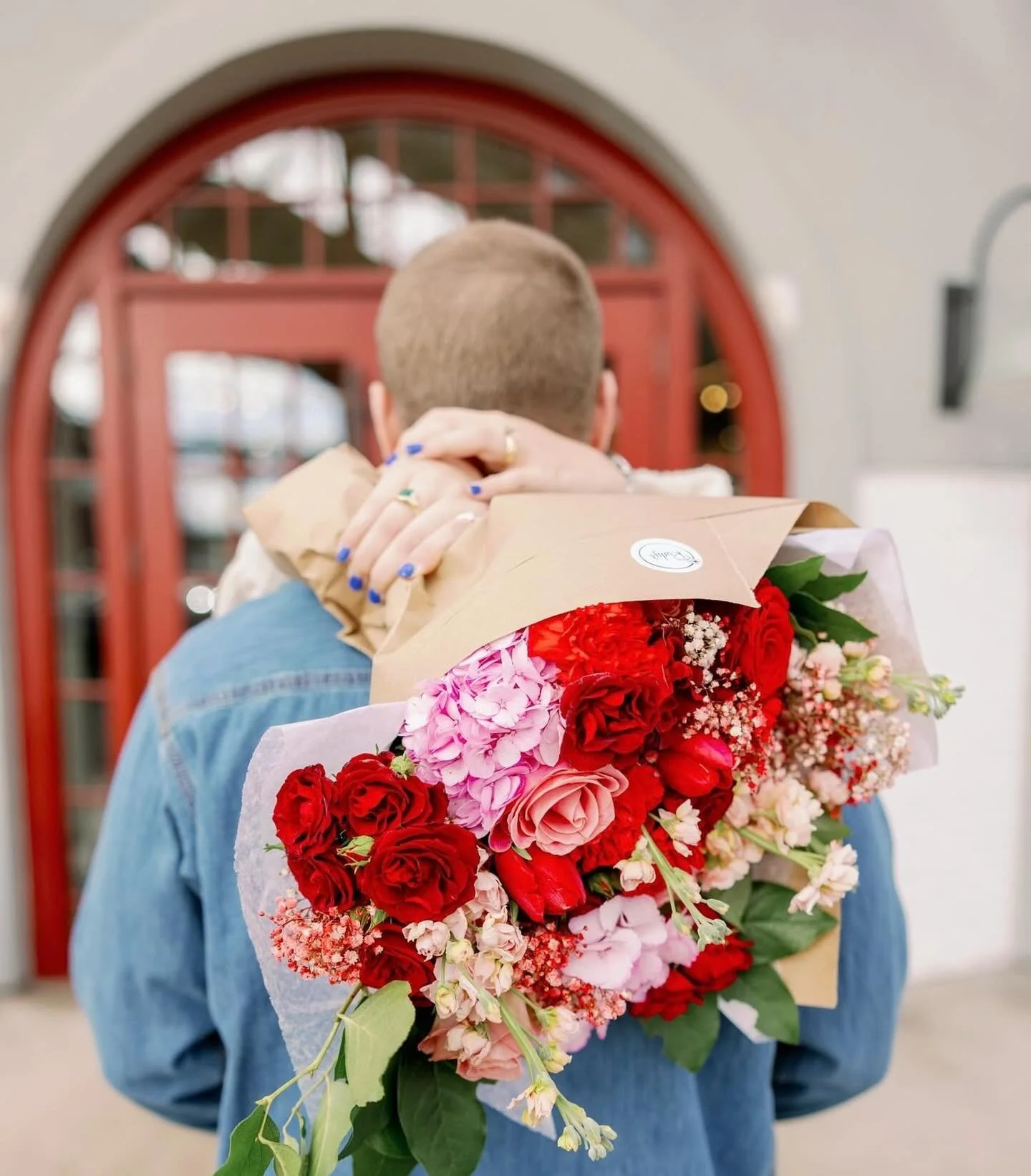 There&rsquo;s only ONE week left to order flowers for Valentine&rsquo;s Day! The last day we&rsquo;re accepting orders is Tuesday, February 10th. 
Place your order ASAP to ensure your spot on our delivery route. 
*Pictured is our XL bouquet in red/bl