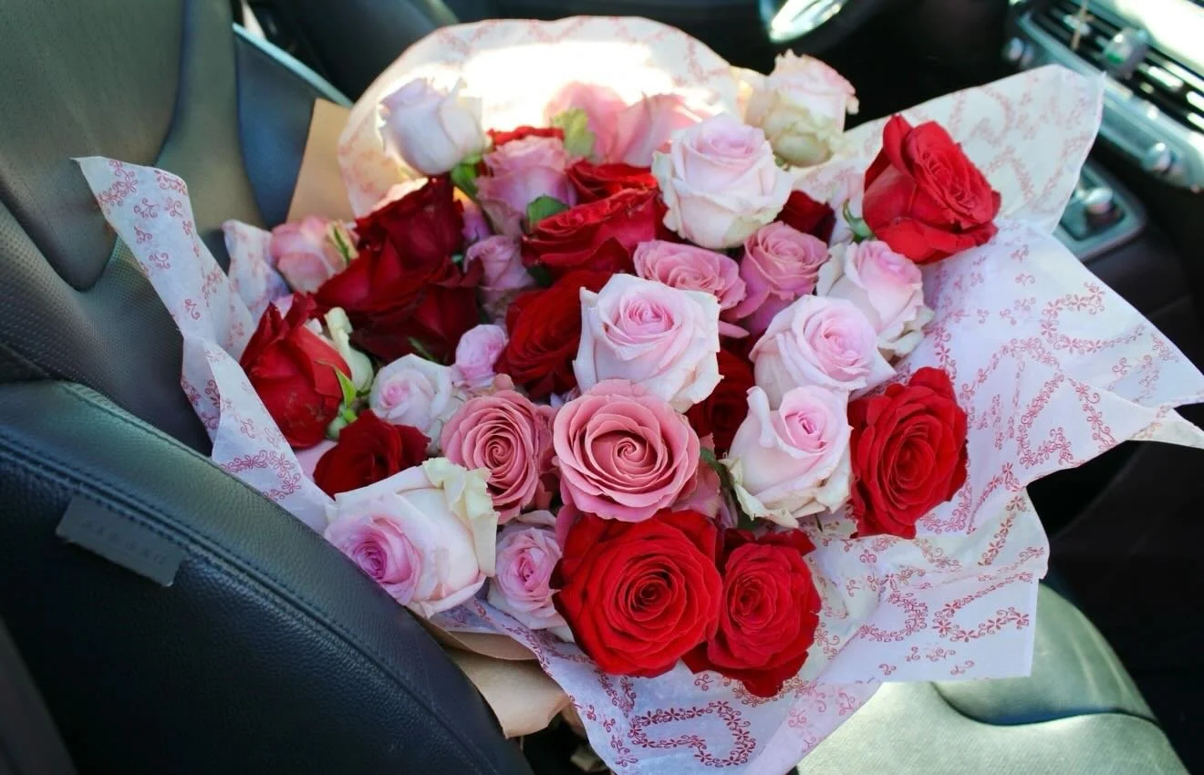 Tomorrow is Valentine&rsquo;s Day! Don&rsquo;t let sending flowers take a back seat. 😉 There&rsquo;s still delivery spots available!

*pictured is our Grand Gesture bouquet