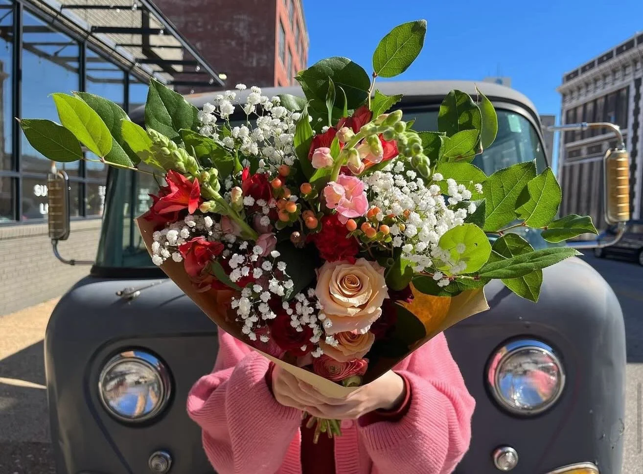 Happy Valentine&rsquo;s Day, flower friends 💘💝❤️💐

Bring your Valentine or Galentine to build your own bouquets today! Find us here⬇️
STL - @pipers.stl from 9am-2pm