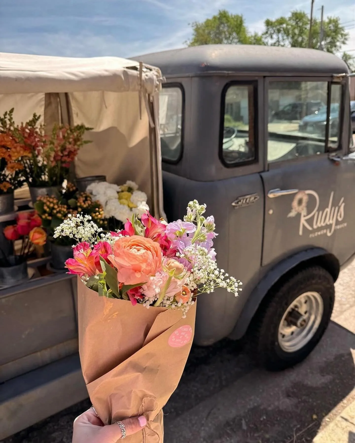If you&rsquo;re not building a bouquet at the flower trucks are you even celebrating the first weekend of spring??

Find us today in STL at @_ao_co 9-2 and in Kirkwood at @teleocoffee 9-2. 

See you soon ☀️