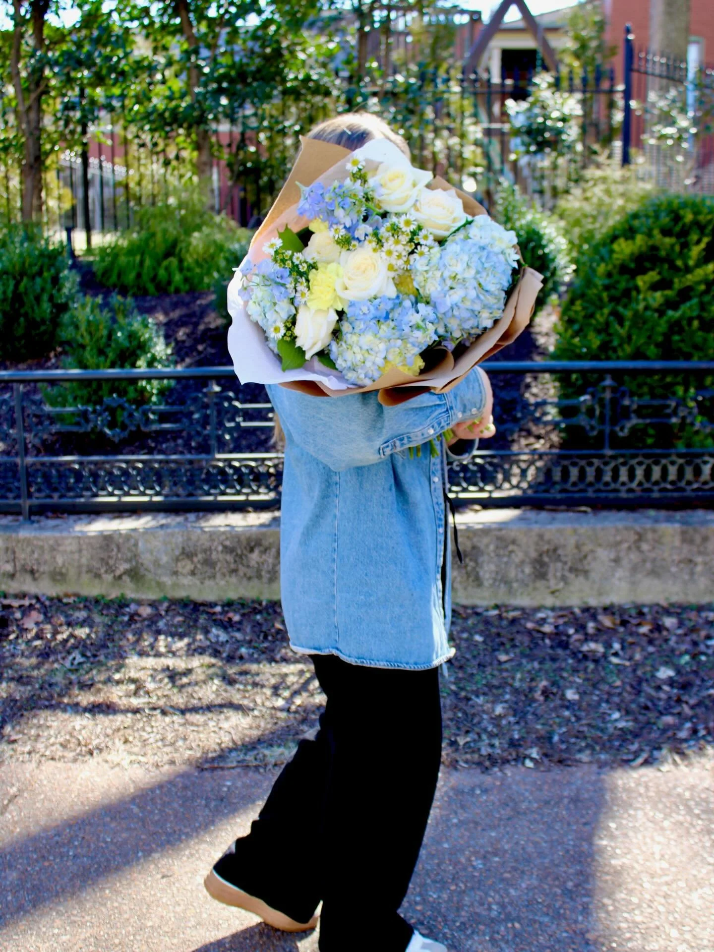 April Fools might&rsquo;ve been one day&hellip; but somehow it&rsquo;s feeling like a whole week 😅 am I right?

Start your week off on a better note with flowers 💐

We&rsquo;re delivering Monday through Saturday to bring a little joy your way 🤍